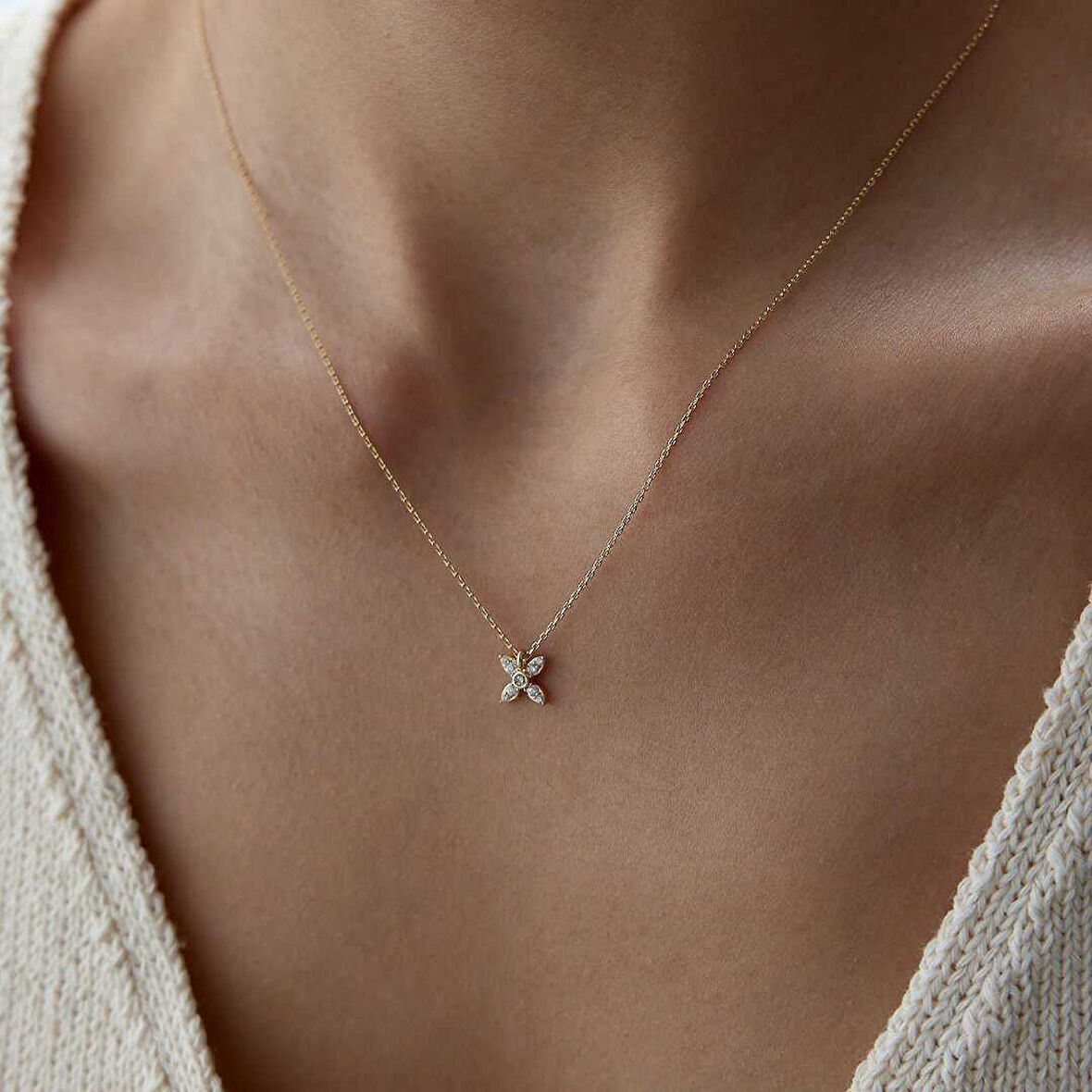 Taşlı Mini Çiçek Kolye