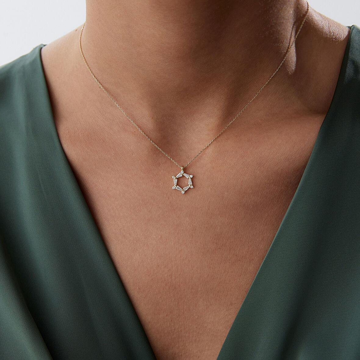 Baget ve Oval Taşlı Taç Kolye