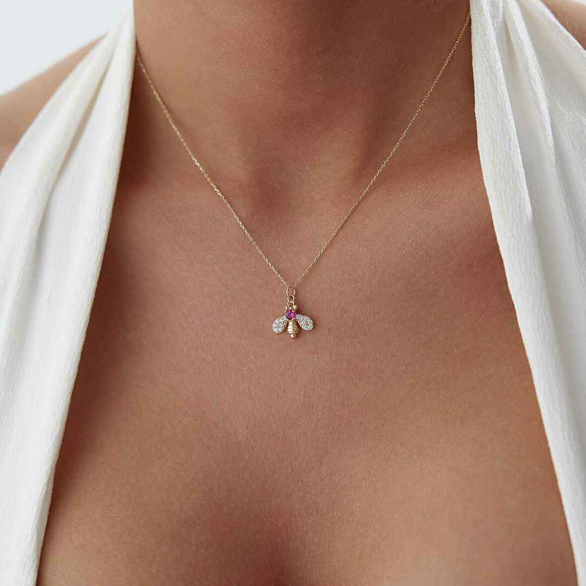 Taş Detaylı Arı Kolye