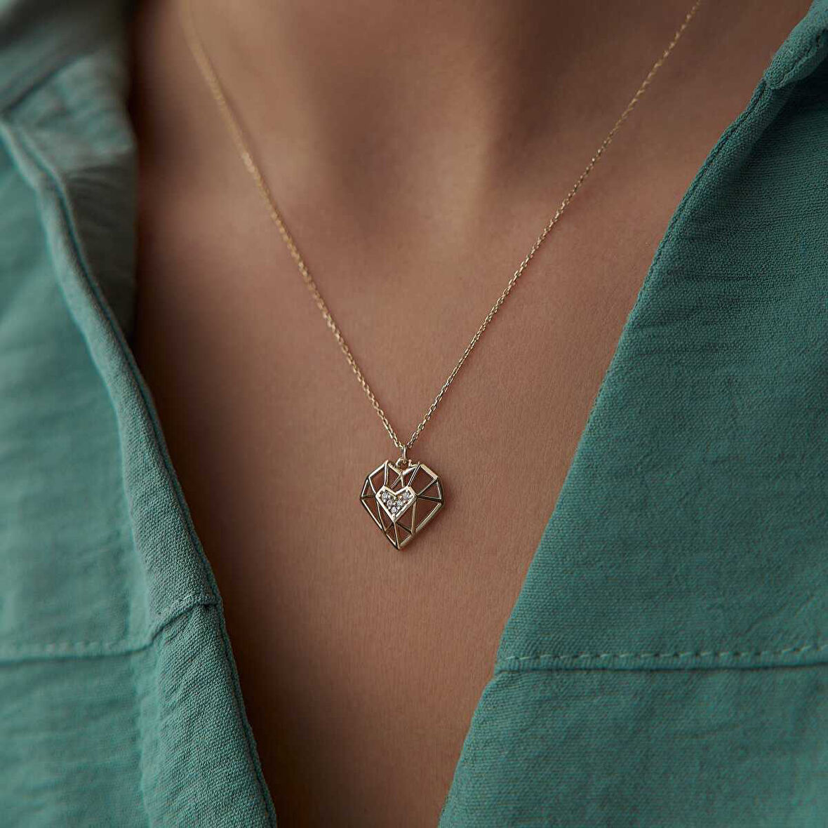 Taşlı Prizma Kalp Kolye