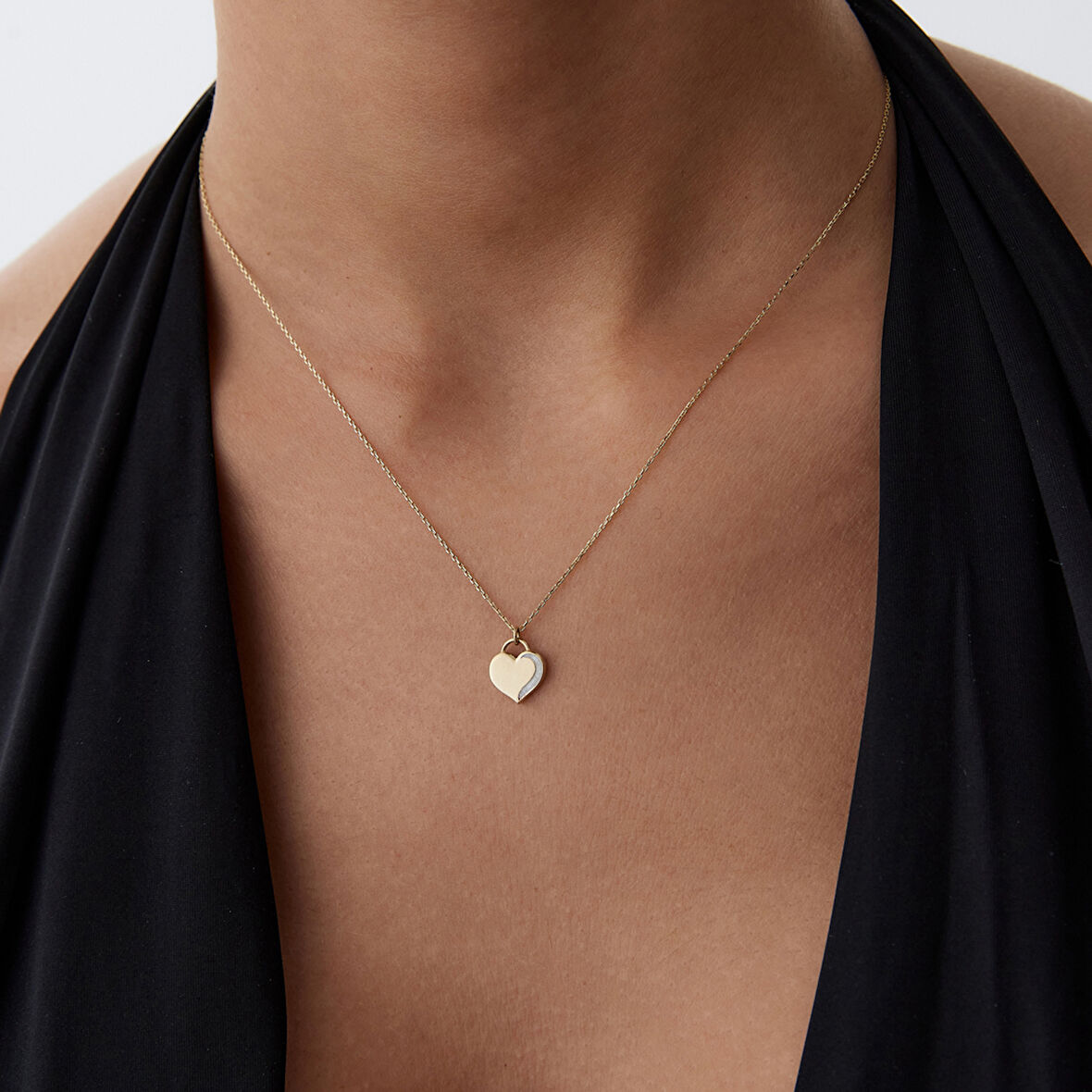 Gri Kenar Detaylı Kalp Kolye