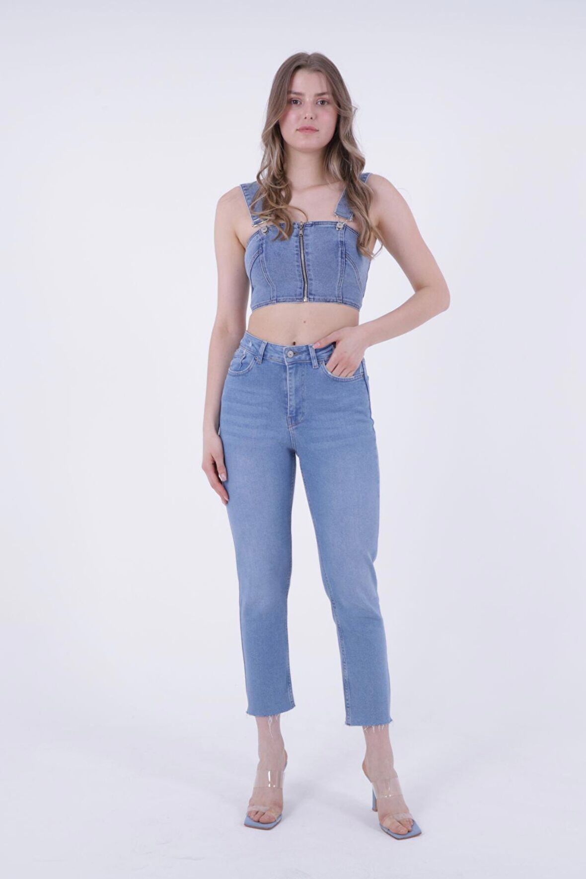 Paçaları Dikişsiz ve Yüksek Belli Cepli Astarsız Kadın Kot Pantolon Mom Fit Jean Açık Mavi Denim