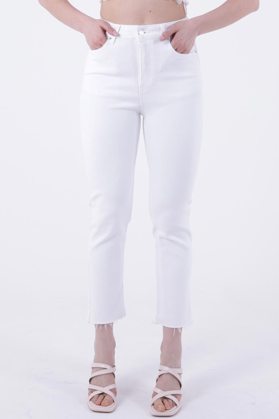 Paçaları Dikişsiz ve Yüksek Belli Cepli Astarsız Kadın Kot Pantolon Mom Fit Jean Beyaz Denim