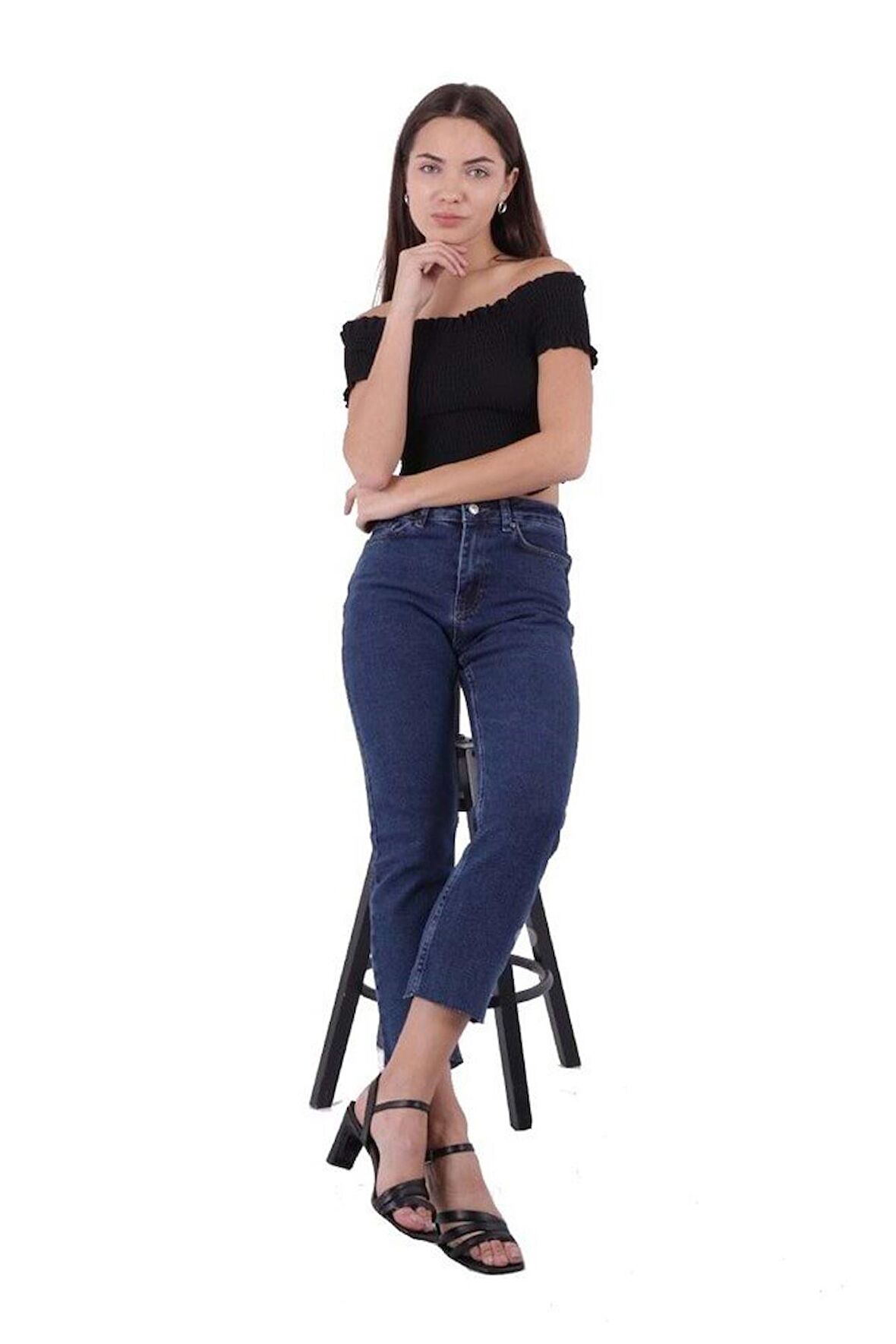 Paçaları Dikişsiz ve Yüksek Belli Cepli Astarsız Kadın Kot Pantolon Mom Fit Jean Normal Koyu Mavi