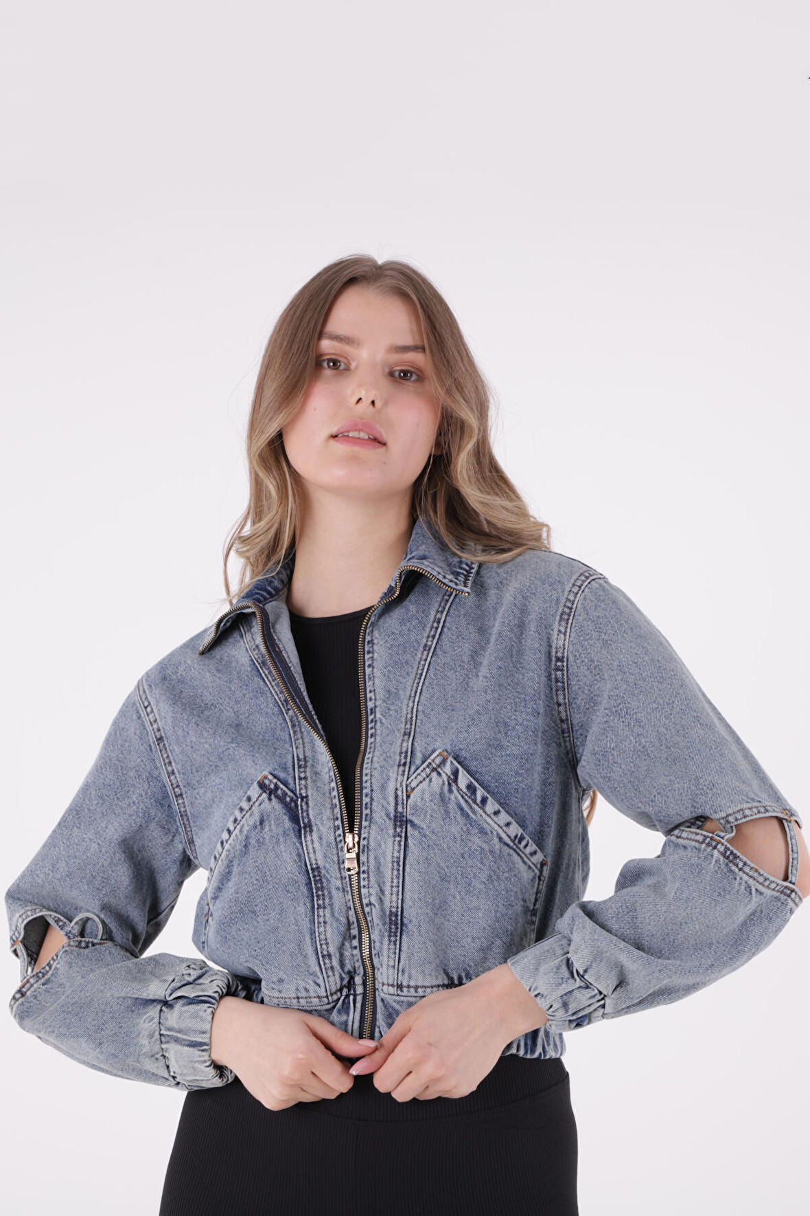 Kolları Bağlantı Detaylı Klasik Yakalı Cepli ve Astarsız Bomber Crop Kadın Kot Ceket OrtaMavi Denim