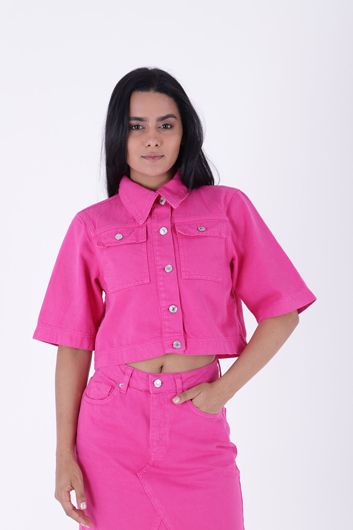 Kısa Kollu ve Kısa Boy Düğmeli Klasik Yakalı Astarsız Cepli Kadın Kot Ceket Fuşya Mevsimlik
