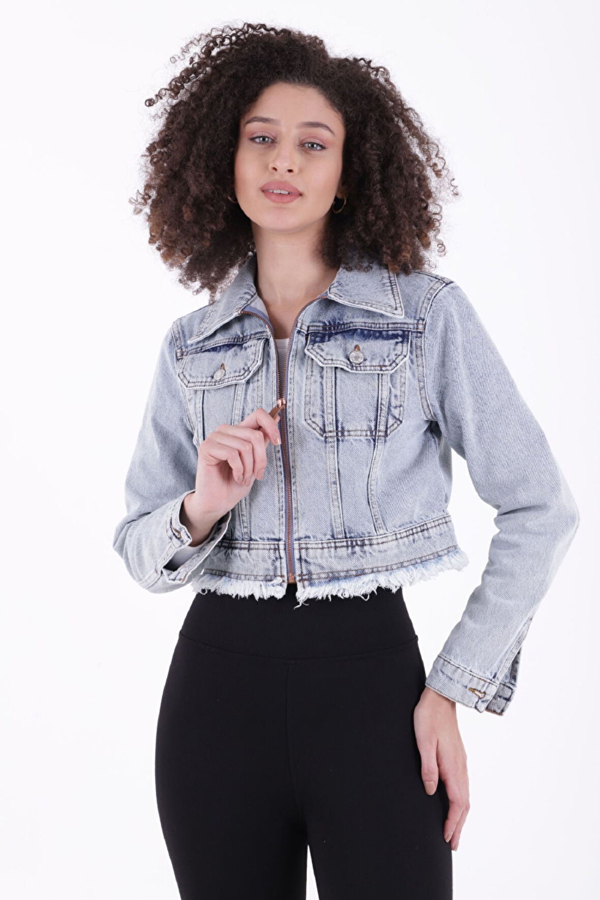 Püskül Detaylı ve Fermuarlı Kolları Düğmeli Kısa Kot Kadın Ceket Kar Yıkama Açık Mavi Denim