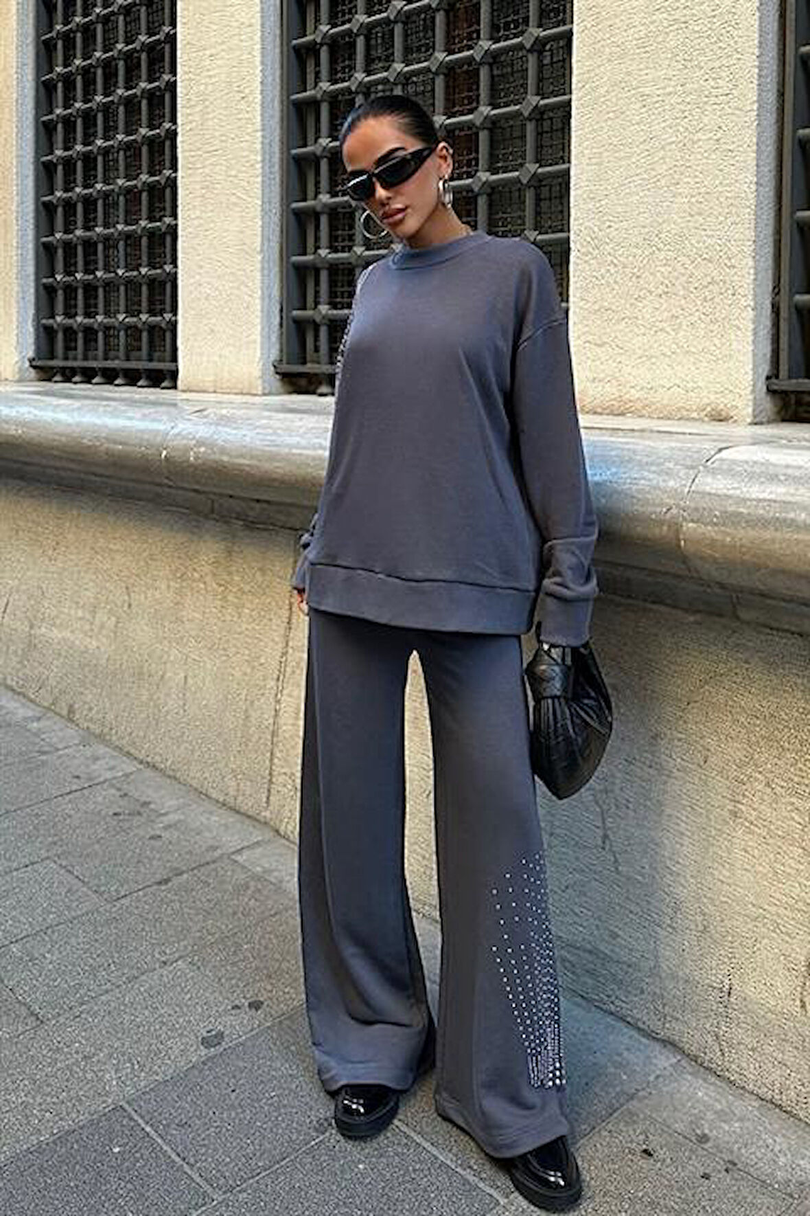 Gümüş Taşlı Detaylı ve Bisiklet Yaka Uzun Kollu Oversize Kadın Bluz Pantolon Takımı (2 Parça) Füme
