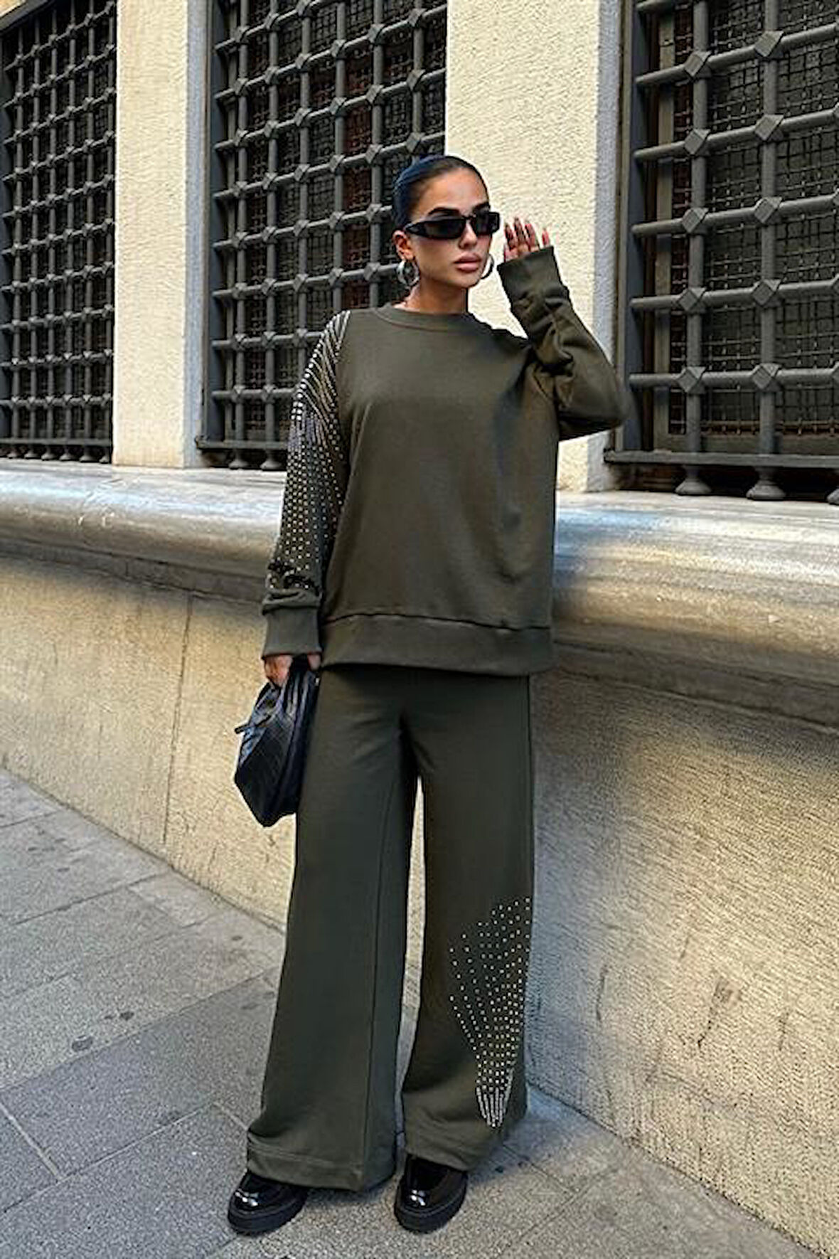 Gümüş Taşlı Detaylı ve Bisiklet Yaka Uzun Kollu Oversize Kadın Bluz Pantolon Takımı (2 Parça) Haki