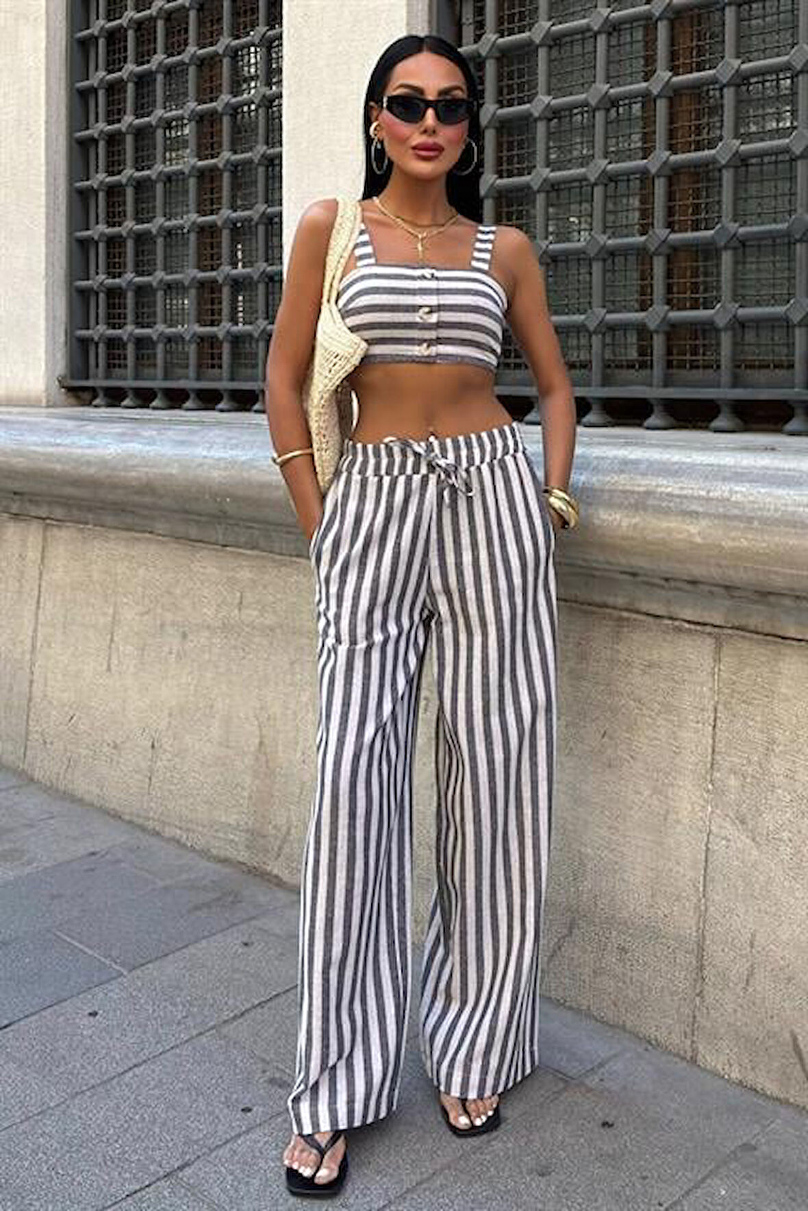 Çizgili Detaylı Askılı ve Düğmeli Kare Yakalı Kadın Crop Ve Pantolon Keten Takım Siyah Beyaz