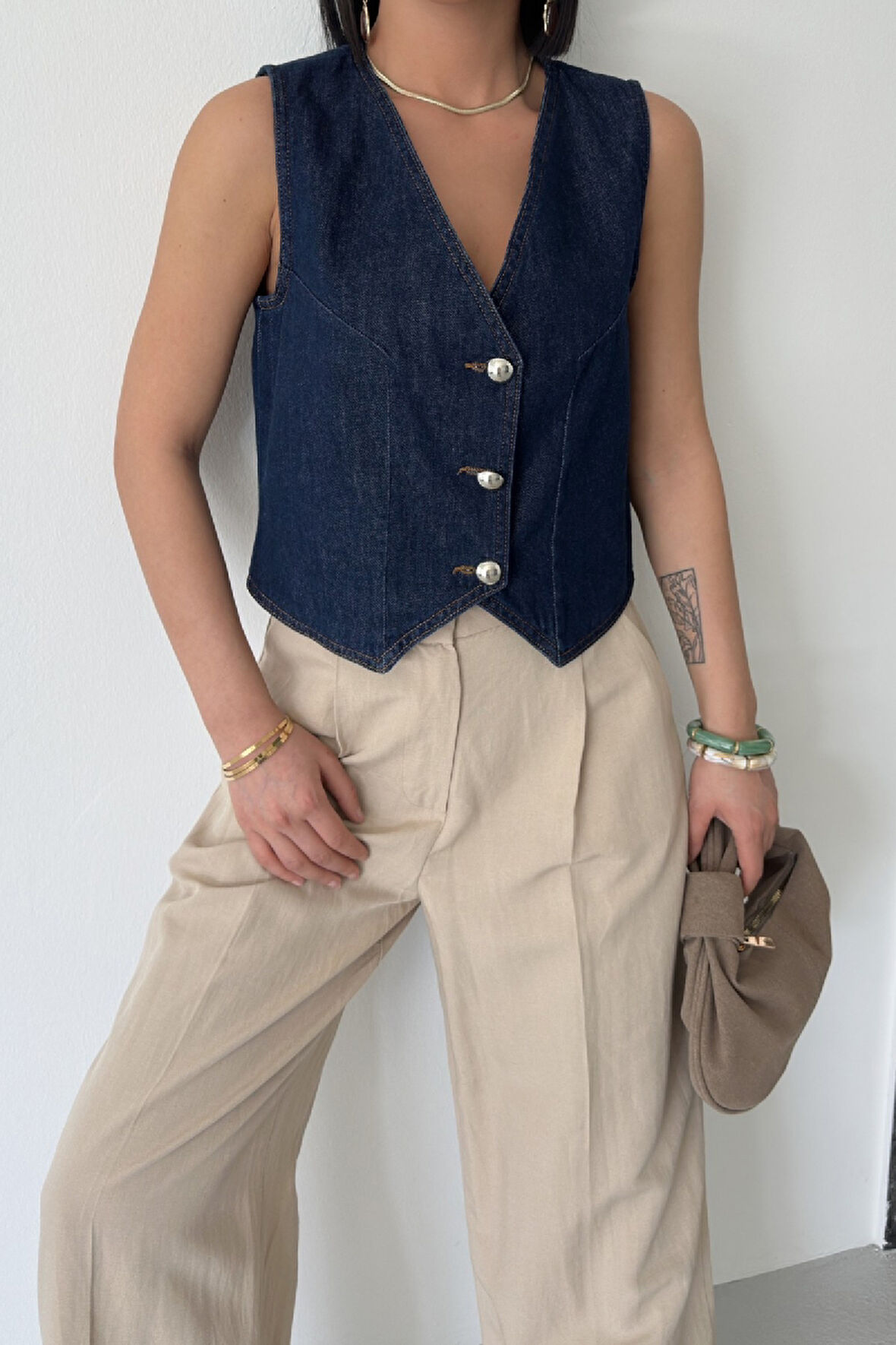 Düğmeli ve Kısa Boylu Dar Kalıplı Cepsiz Kolsuz Kadın Kot Yelek Slaplı Lacivert Denim