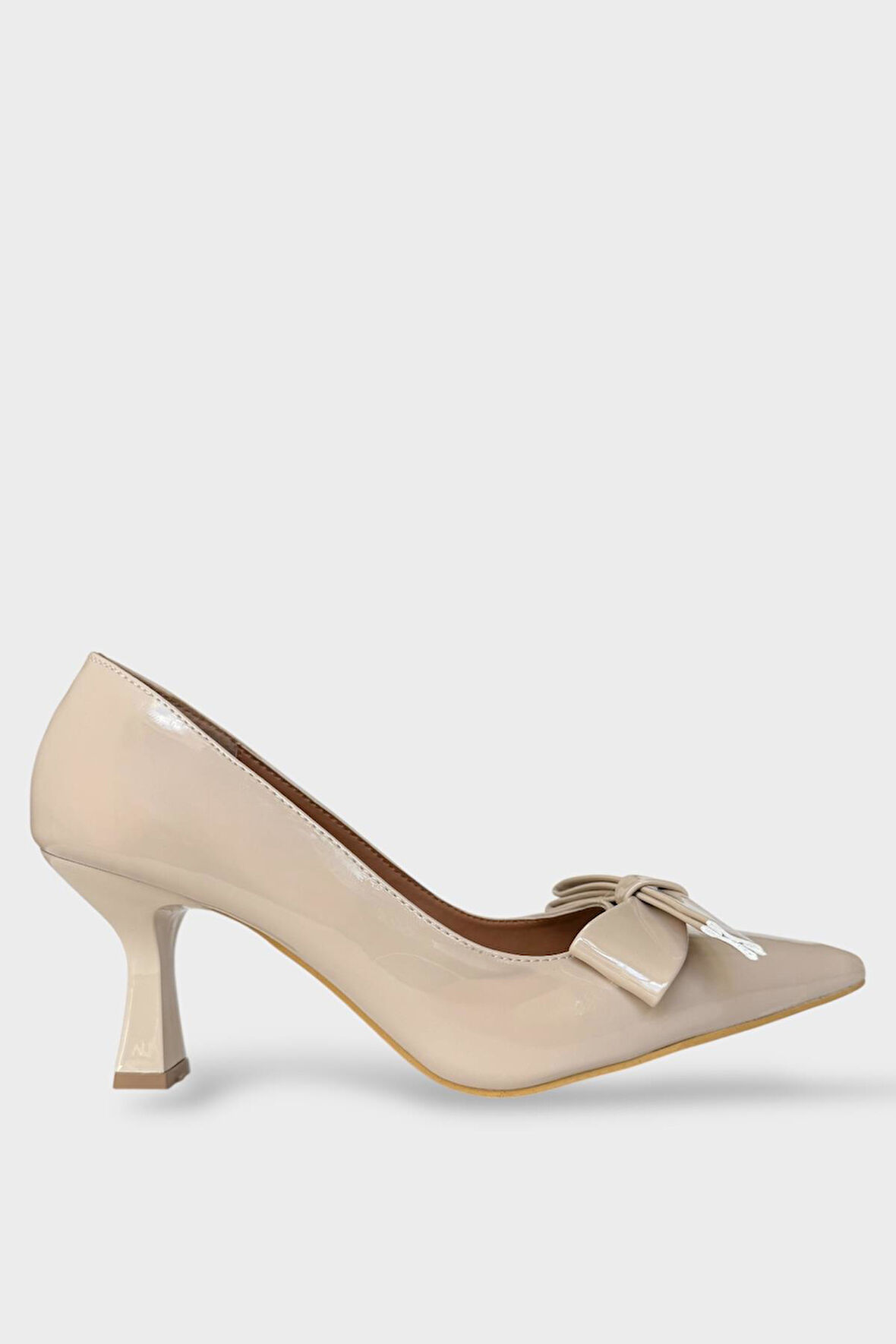 Kadın Fiyonk Tokalı Sivri Burun Topuklu Ayakkabı BEJ