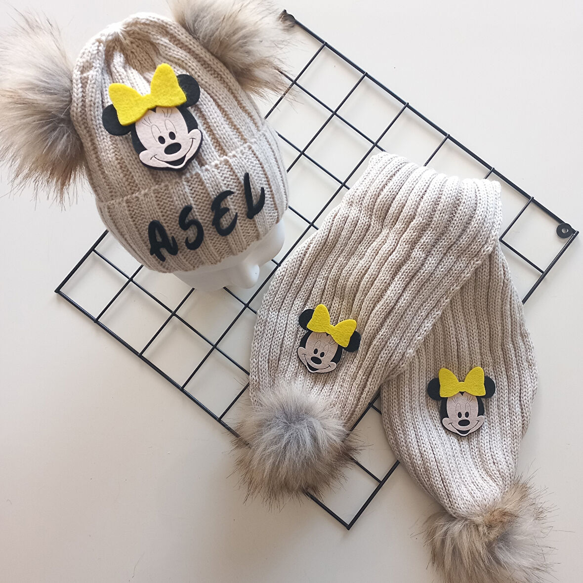 MARS BABY Bebek Kız Çocuk İsimli Bej Sarı Minnie Çift Ponponlu Atkı Bere Takımı