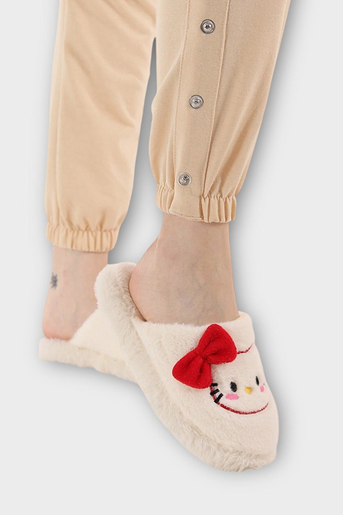 HelloKitty Figürlü Sıcak Tutan Kışlık Kadın Ev Terliği BEYAZ - KIRMIZI