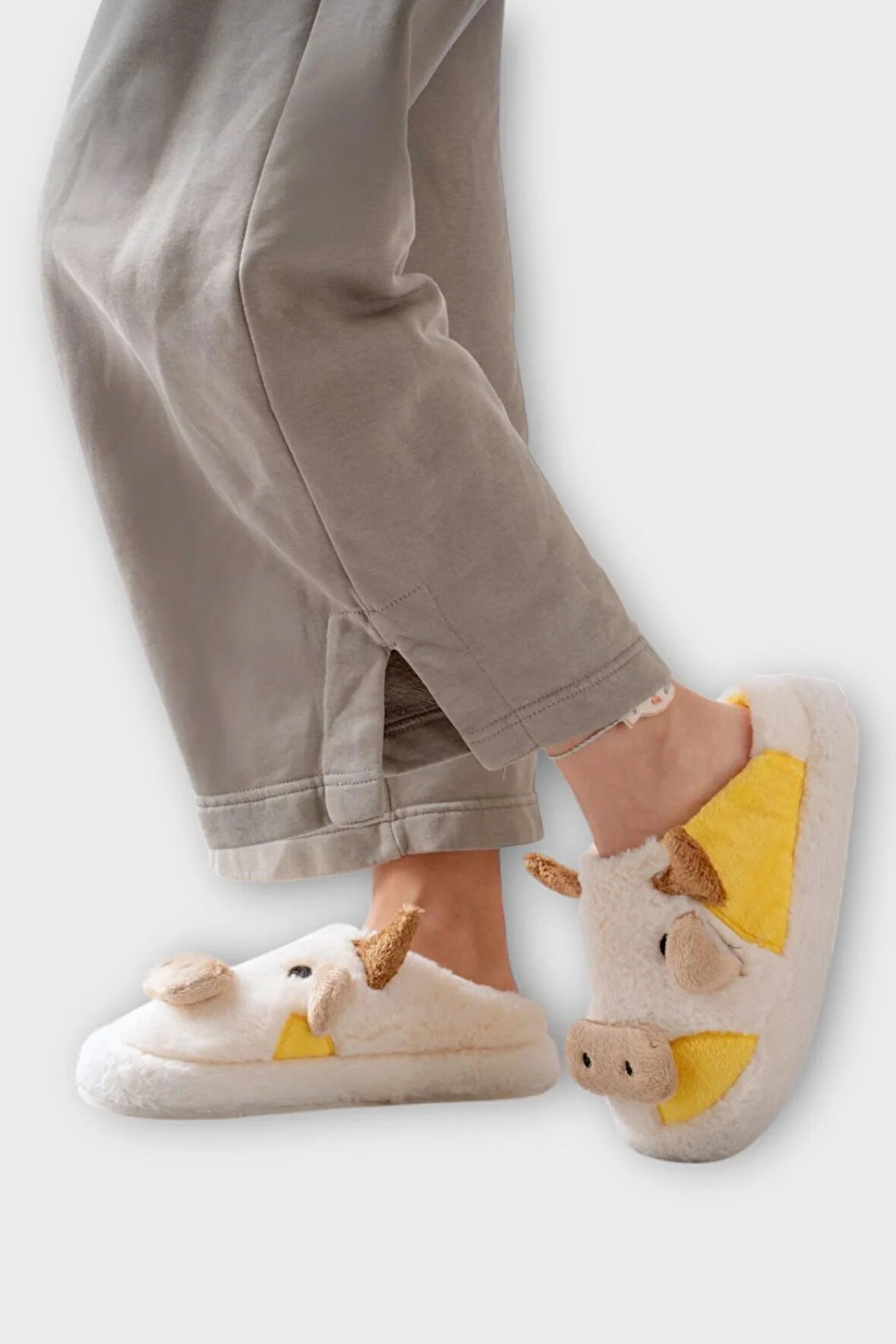 İnek Figürlü Nakışlı Kaydırmaz Taban Kışlık Unisex Ev Terliği BEYAZ - SARI