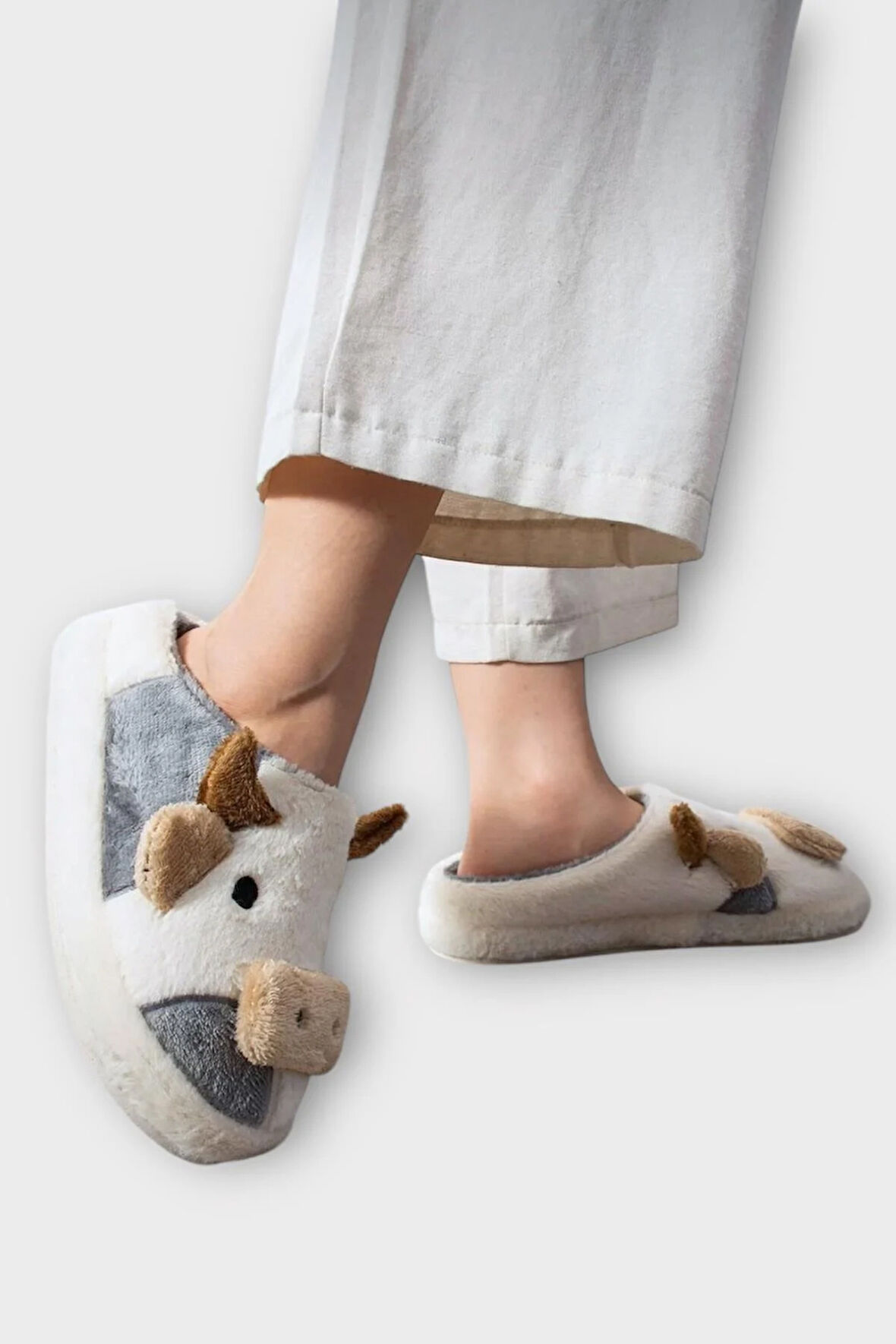 İnek Figürlü Nakışlı Kaydırmaz Taban Kışlık Unisex Ev Terliği BEYAZ-FÜME