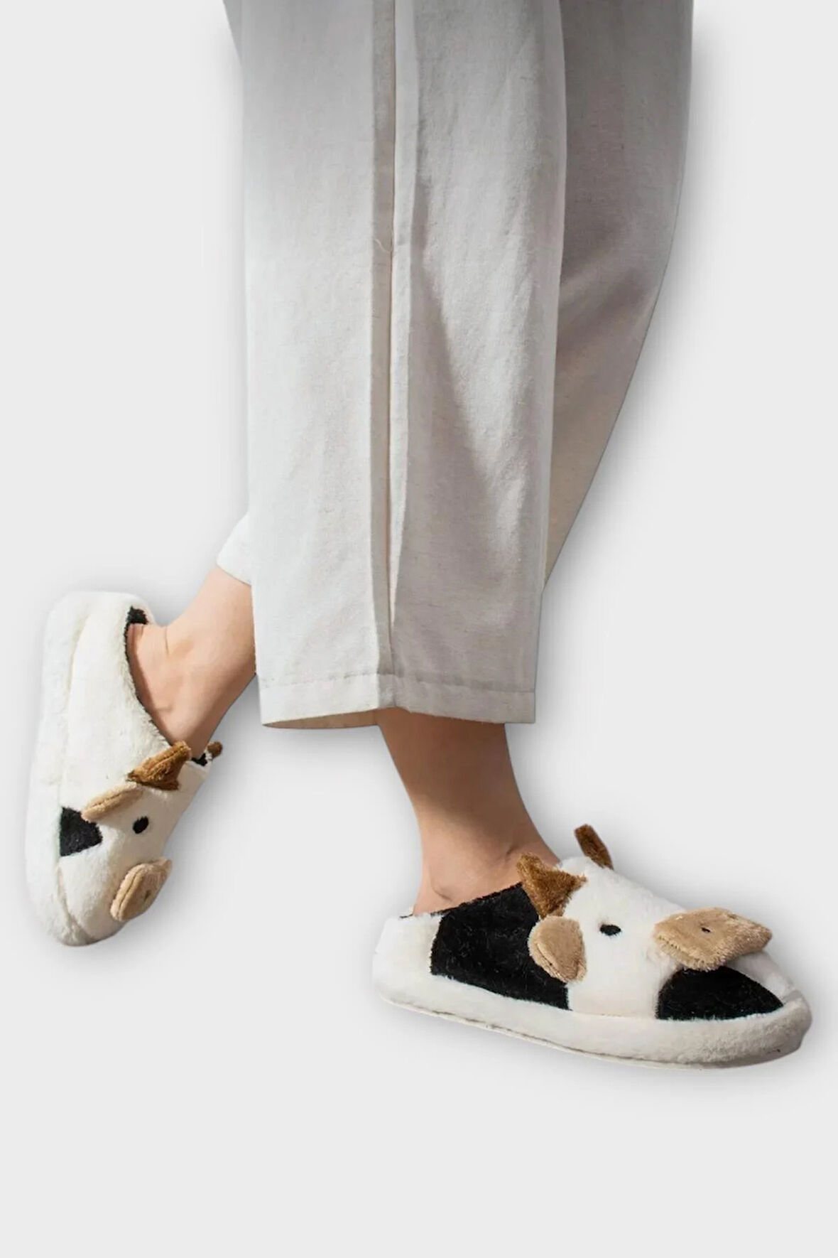 İnek Figürlü Nakışlı Kaydırmaz Taban Kışlık Unisex Ev Terliği BEYAZ - SİYAH