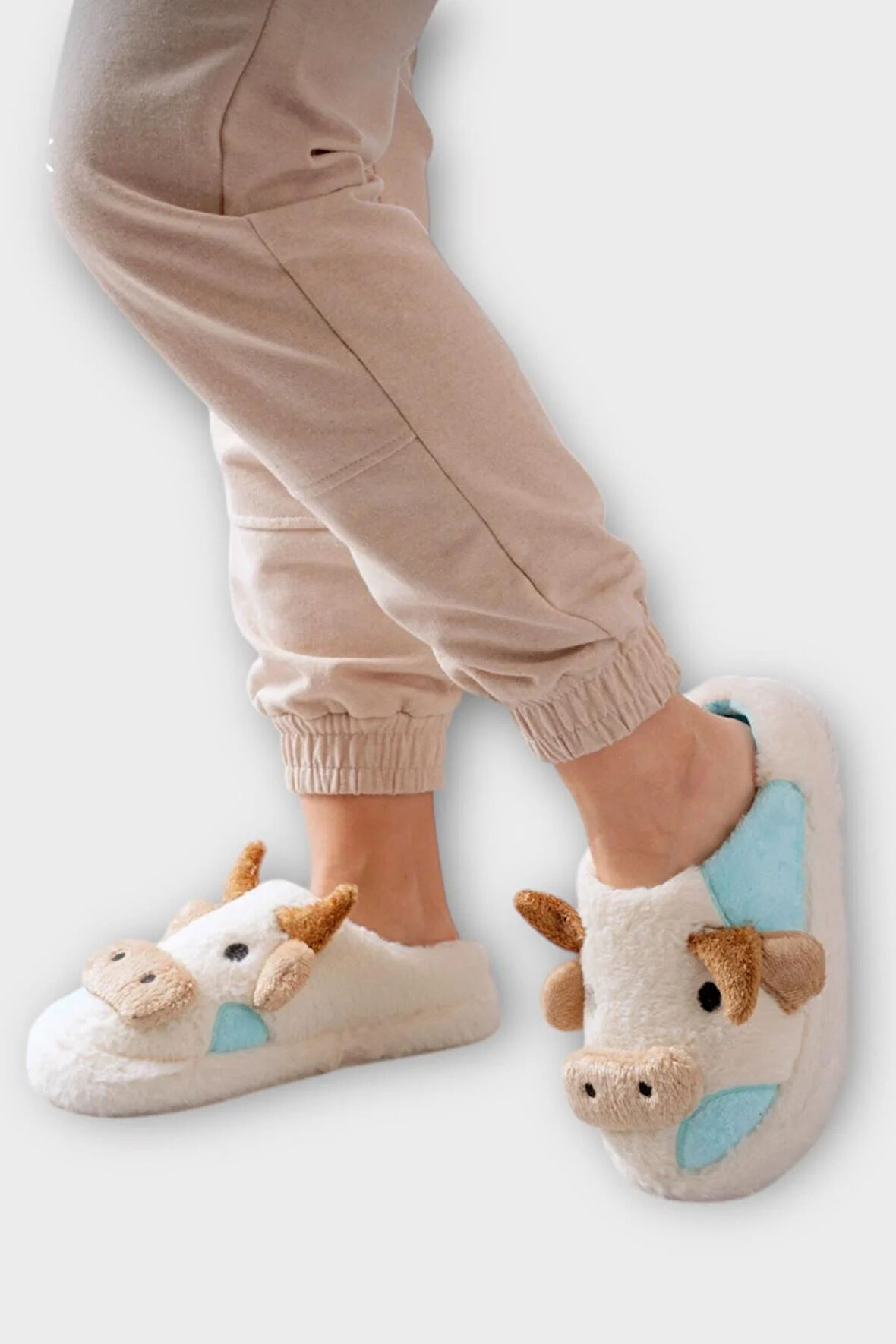 İnek Figürlü Nakışlı Kaydırmaz Taban Kışlık Unisex Ev Terliği BEYAZ - TURKUAZ