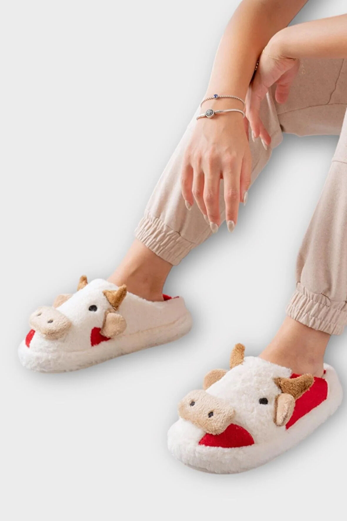 İnek Figürlü Nakışlı Kaydırmaz Taban Kışlık Unisex Ev Terliği BEYAZ-KIRMIZI