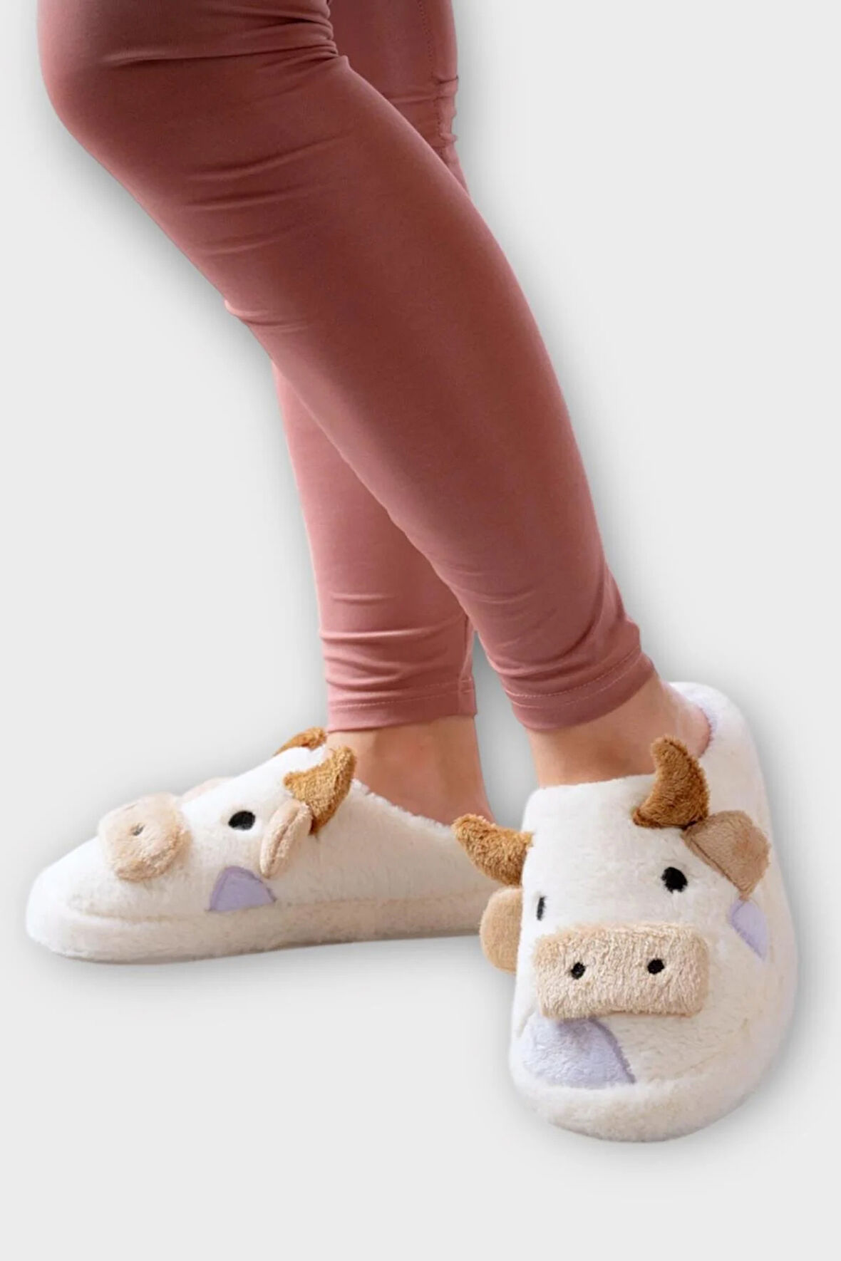 İnek Figürlü Nakışlı Kaydırmaz Taban Kışlık Unisex Ev Terliği BEYAZ - LİLA