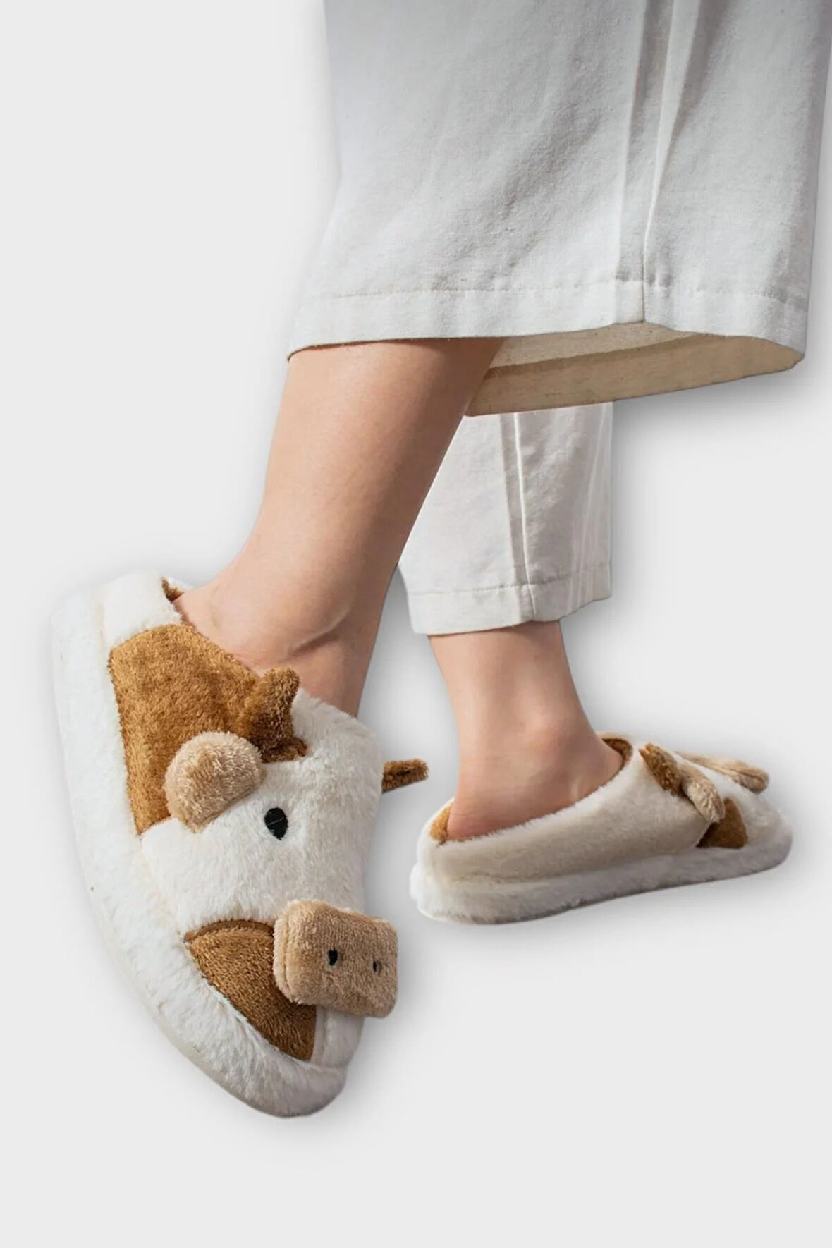 İnek Figürlü Nakışlı Kaydırmaz Taban Kışlık Unisex Ev Terliği BEYAZ - KAHVERENGİ