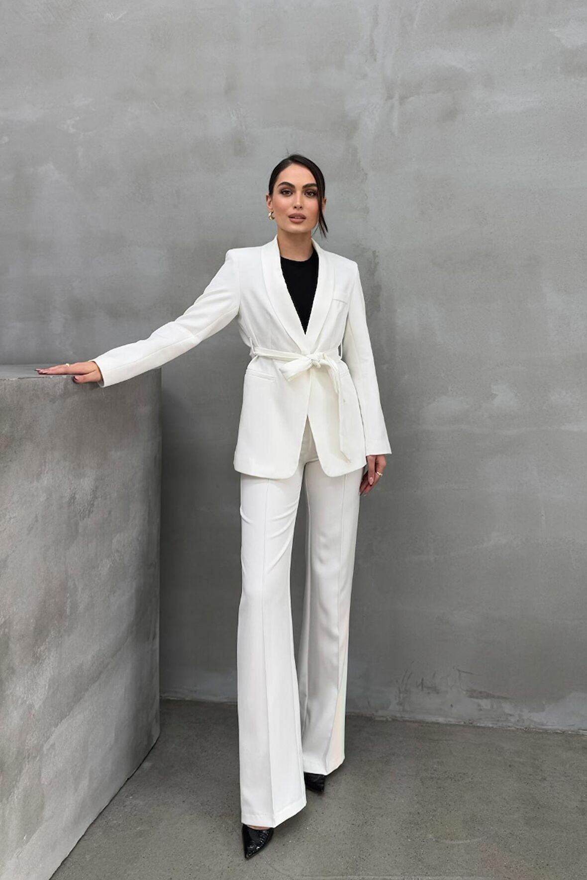 Beyaz Kuşaklı Ceket Pantolon Takım