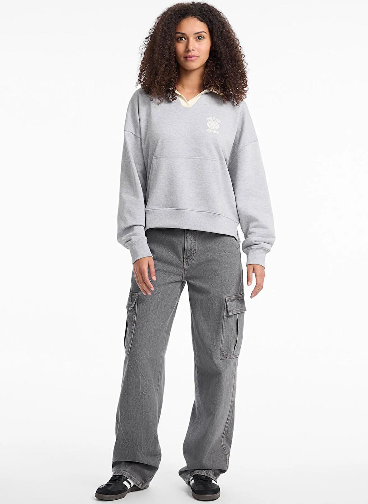 Guess Jeans Gömlek Yaka Baskılı Gri Kadın Sweatshırt Guess Jeans Kadın Sweatshirt