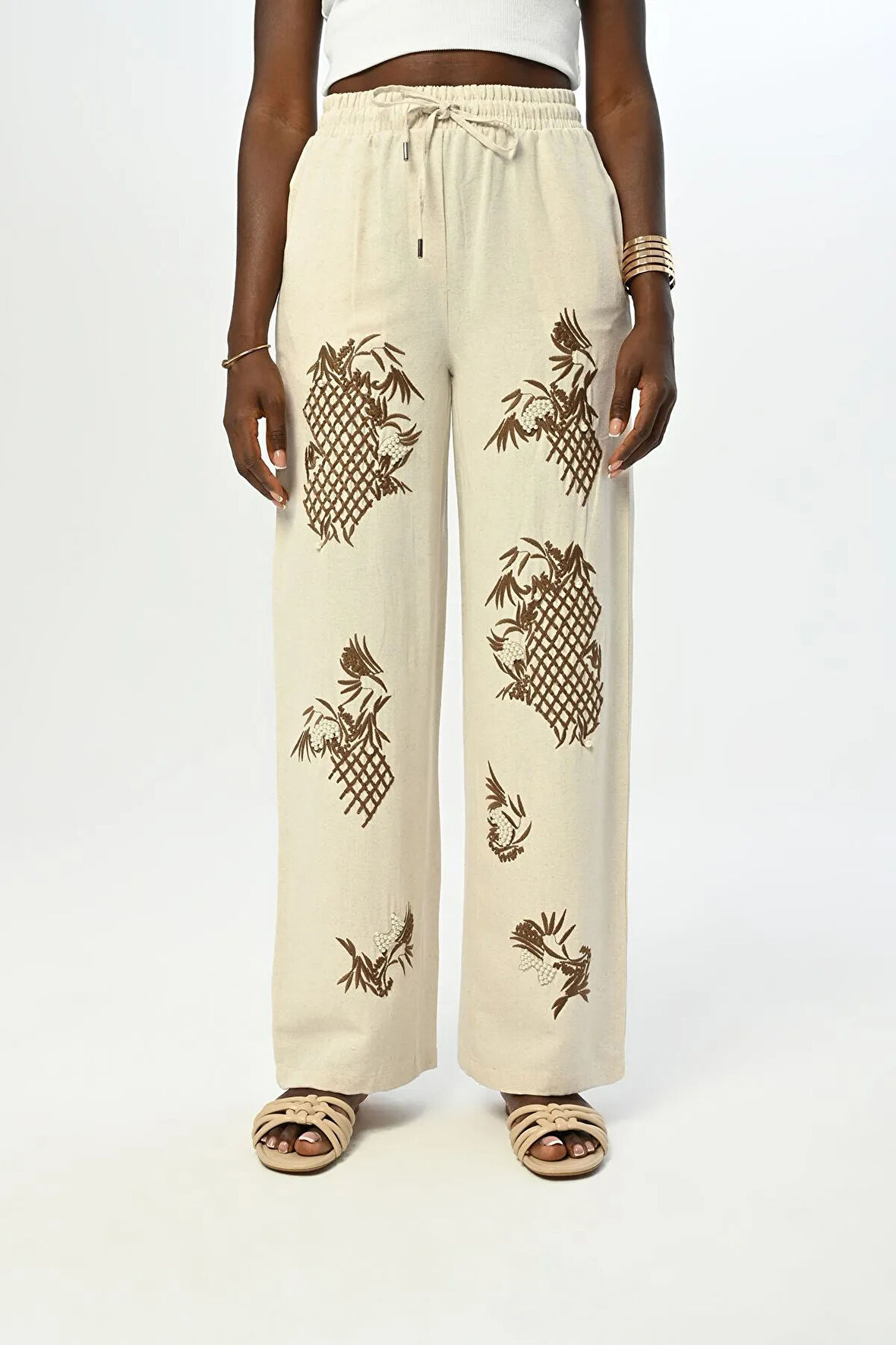 KADIN BELİ LASTİKLİ BOL PAÇA NAKIŞLI VE İNCİ İŞLEMELİ PANTOLON