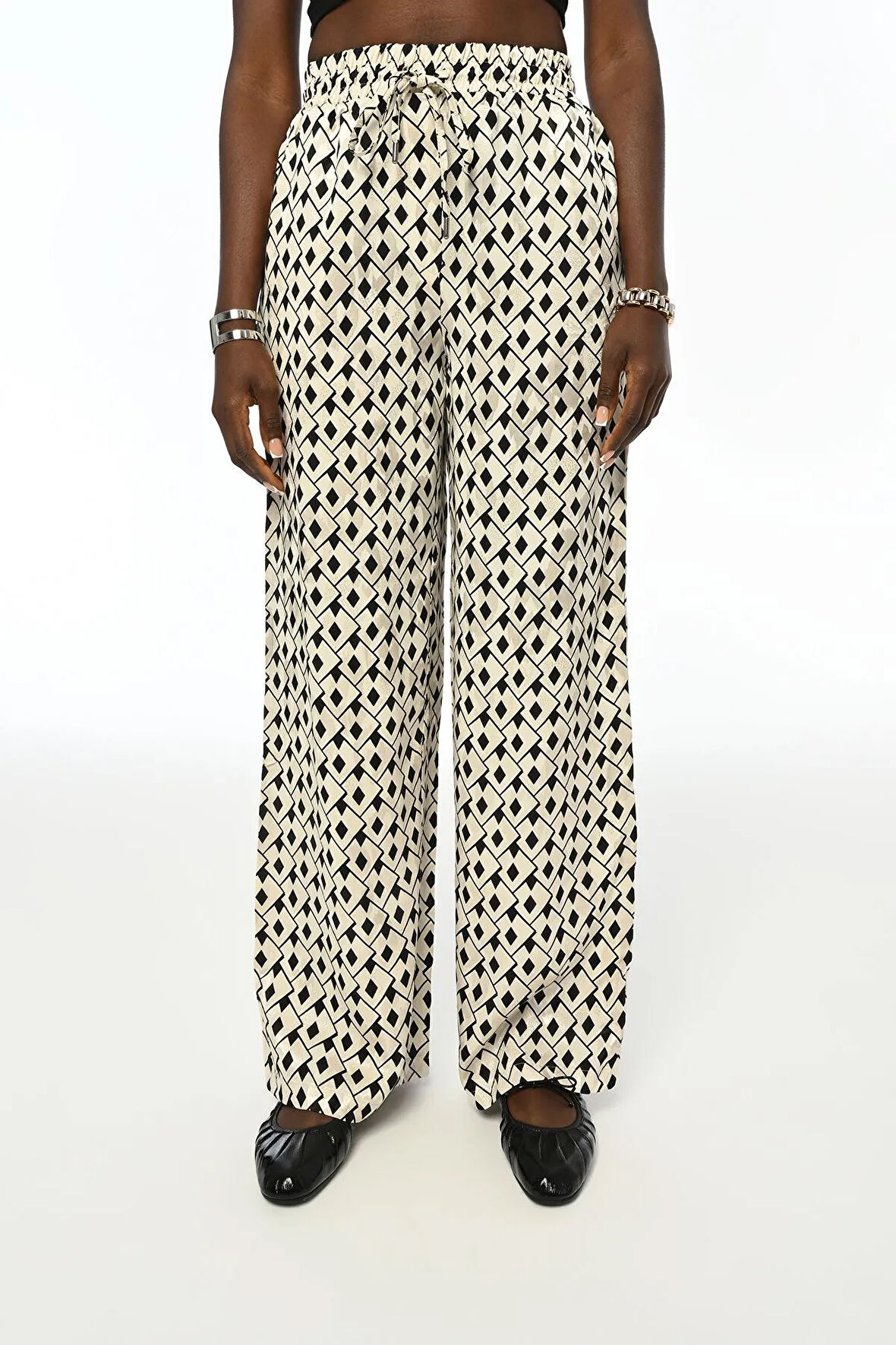 KADIN DESENLİ BELİ LASTİKLİ BOL PAÇA PANTOLON