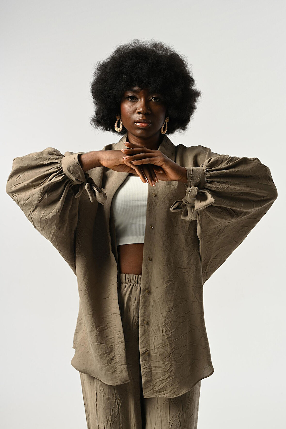 KADIN KOLLARI BAĞLAMA DETAYLI KIRIŞIK KUMAŞ DÜZ RENK OVERSİZE GÖMLEK