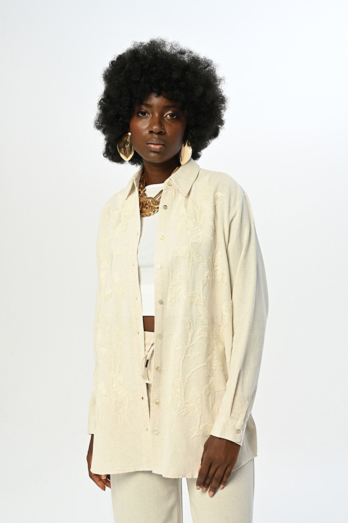 KADIN NAKIŞ İŞLEMELİ DÜZ RENK OVERSİZE KESİM GÖMLEK