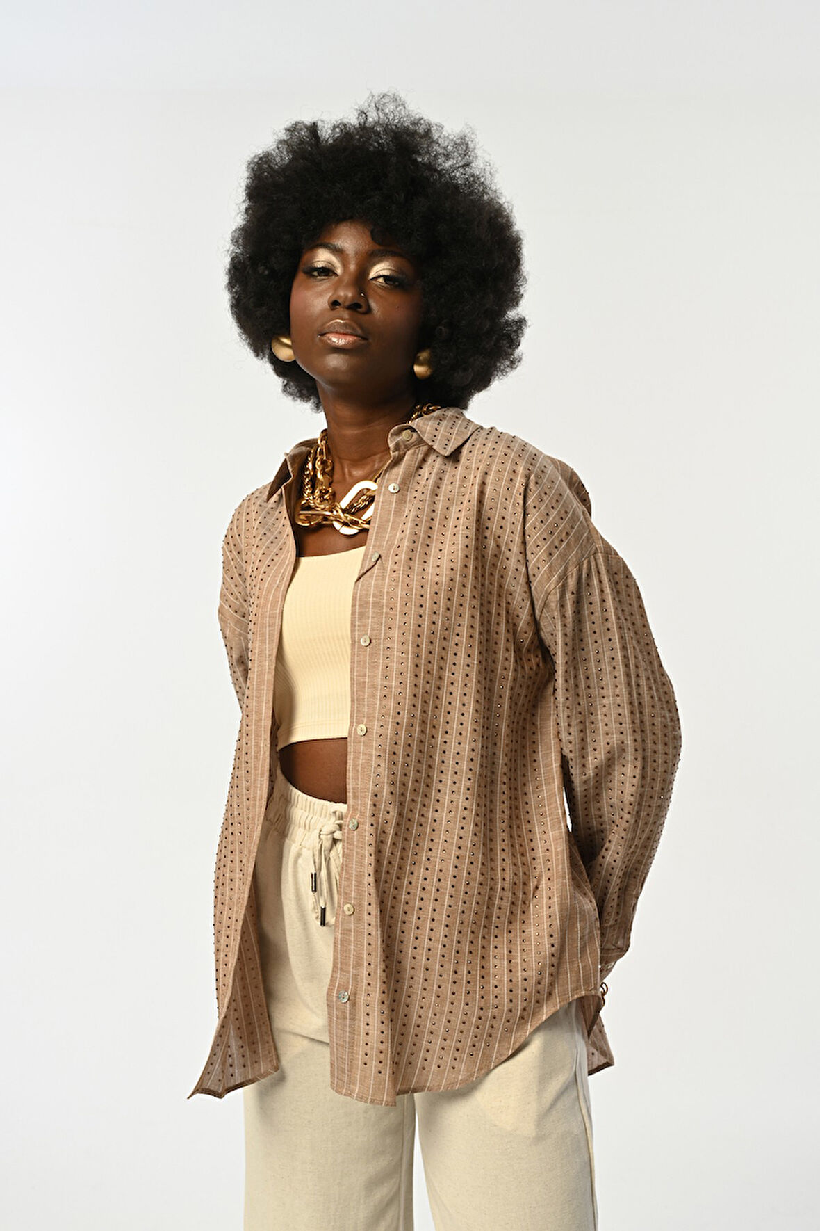 KADIN YAPIŞTIRMA TAŞ İŞLEMELİ KARAMEL RENK OVERSİZE GÖMLEK