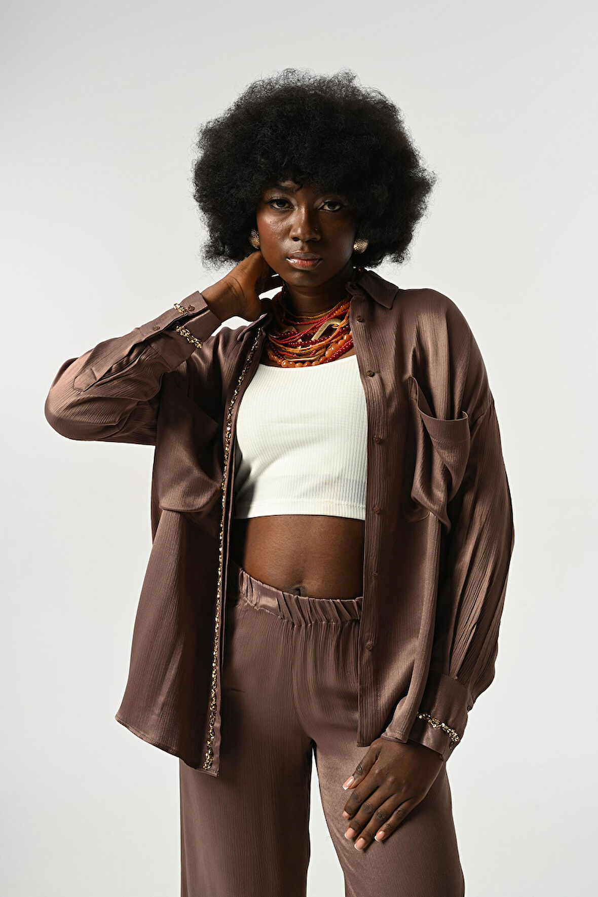 KADIN ÖNÜ VE KOLLARI TAŞ-PUL İŞLEMELİ DÜZ RENK GÖMLEK