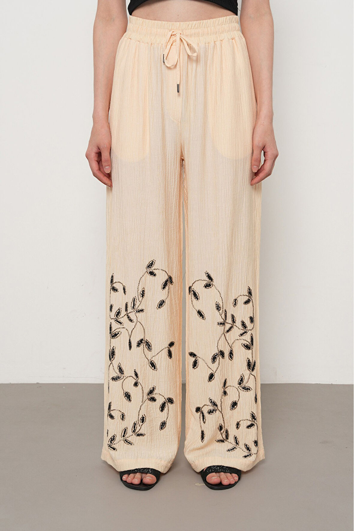 KADIN BOL PAÇA ÖNÜ TAŞ NAKIŞ İŞLEMELİ PANTOLON