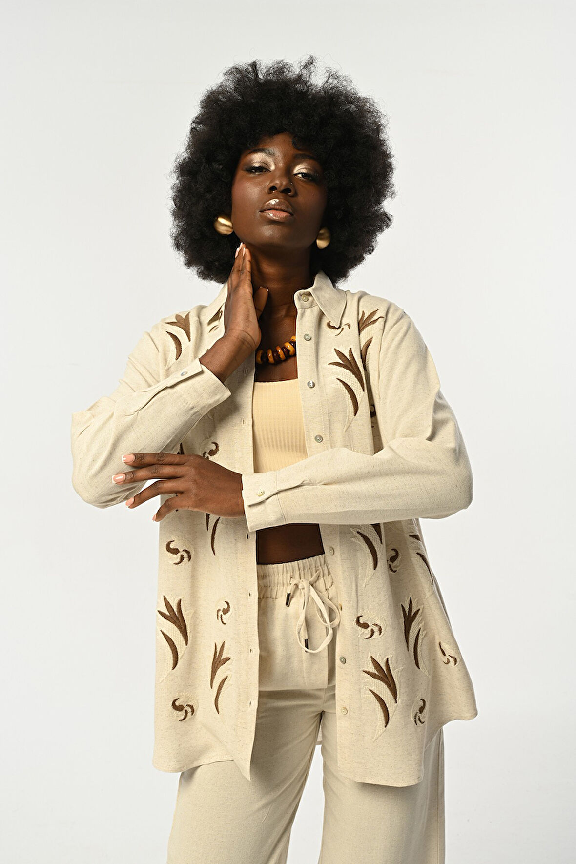 KADIN ÖNÜ KAHVERENGİ NAKIŞ İŞLEMELİ NATUR RENK GÖMLEK