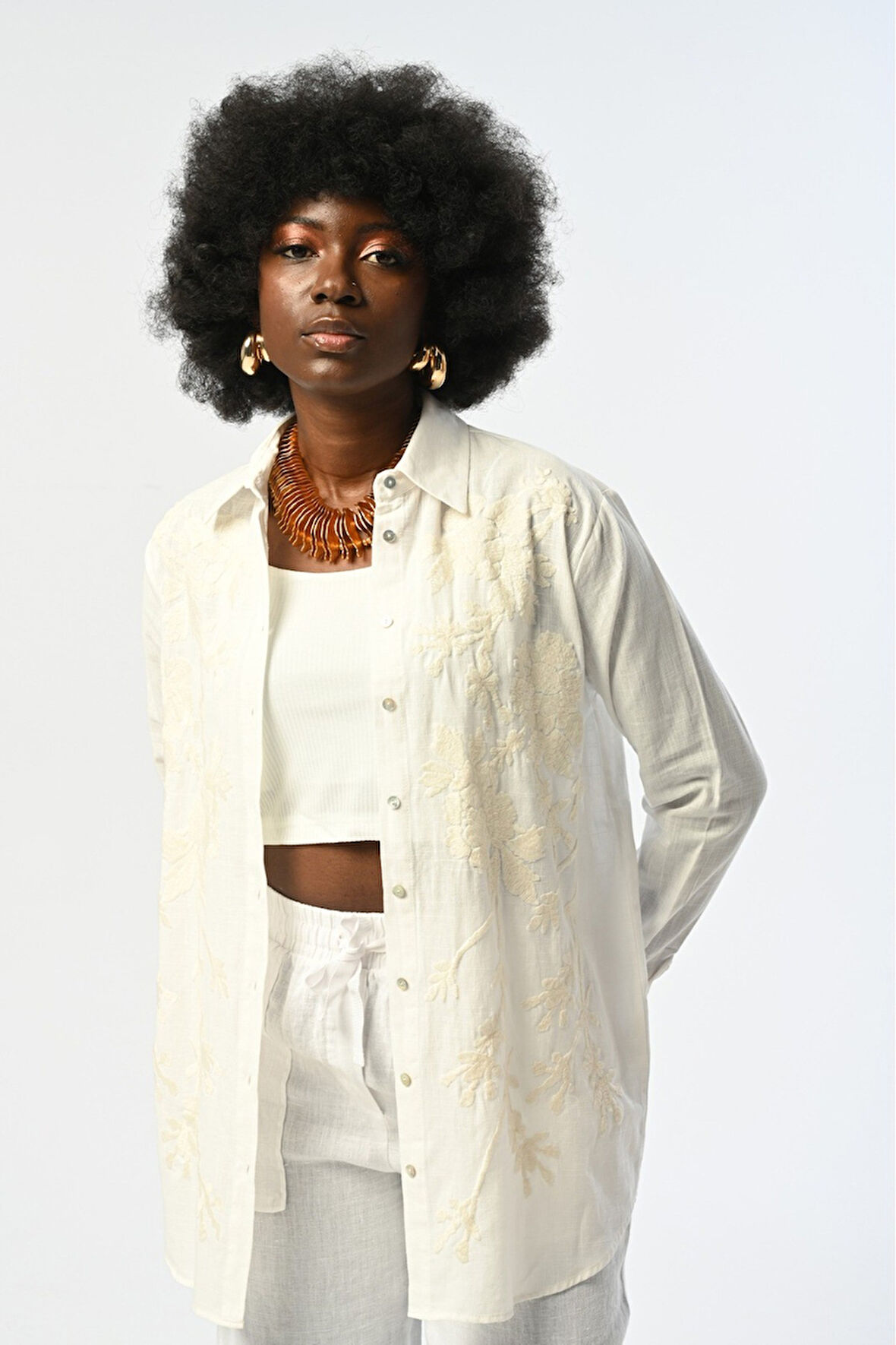 KADIN NAKIŞ İŞLEMELİ EKRU OVERSİZE GÖMLEK