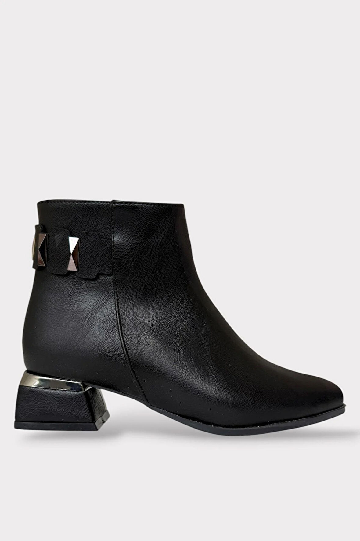 Toka Detaylı Sivri Burun Topuklu Kadın Bot SİYAH