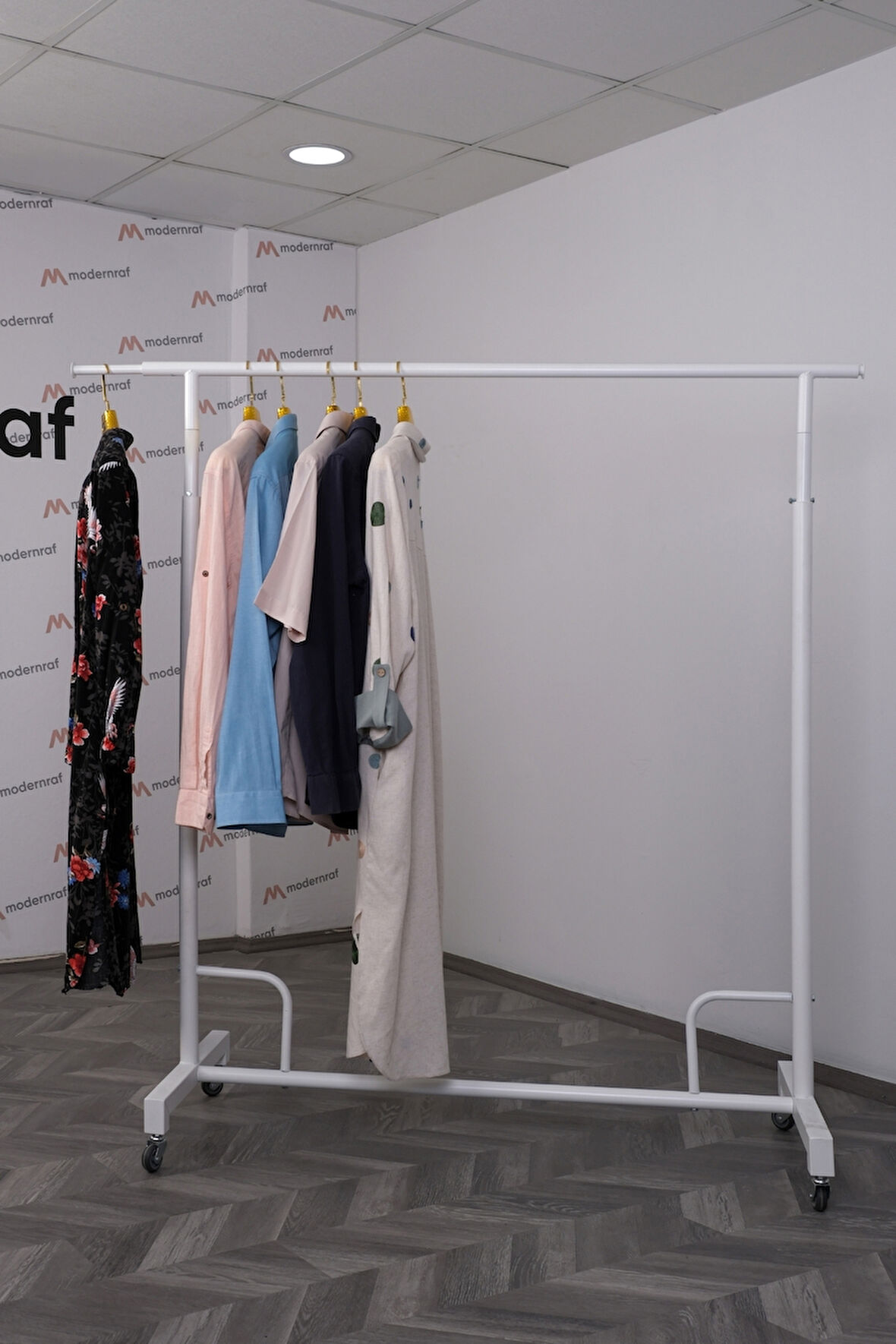 Yuvarlak Borudan Yandan Uzatmalı Askılık Standı Beyaz