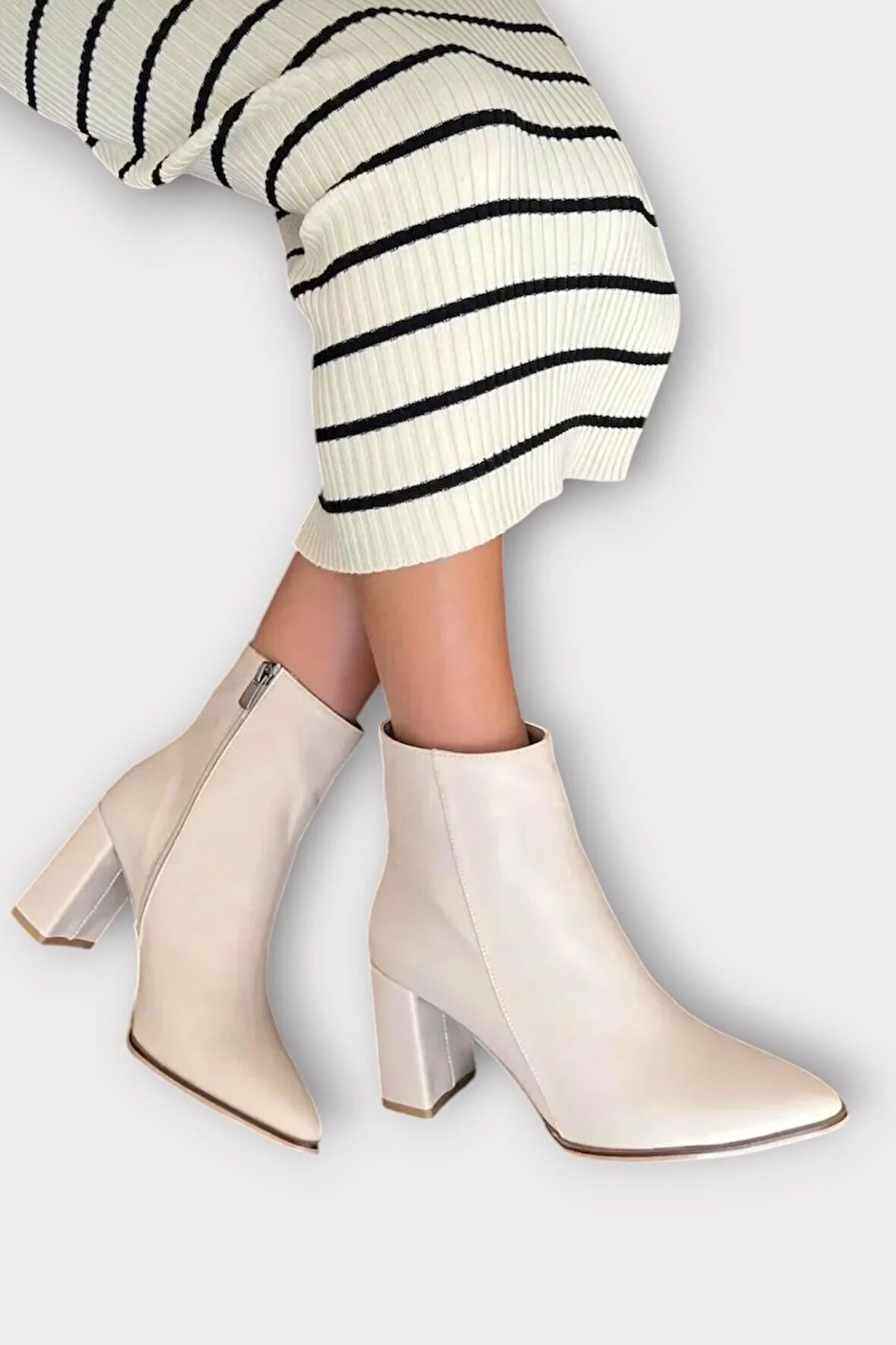 Kalın Topuk Sivri Burun Fermuarlı Kadın Bot BEJ