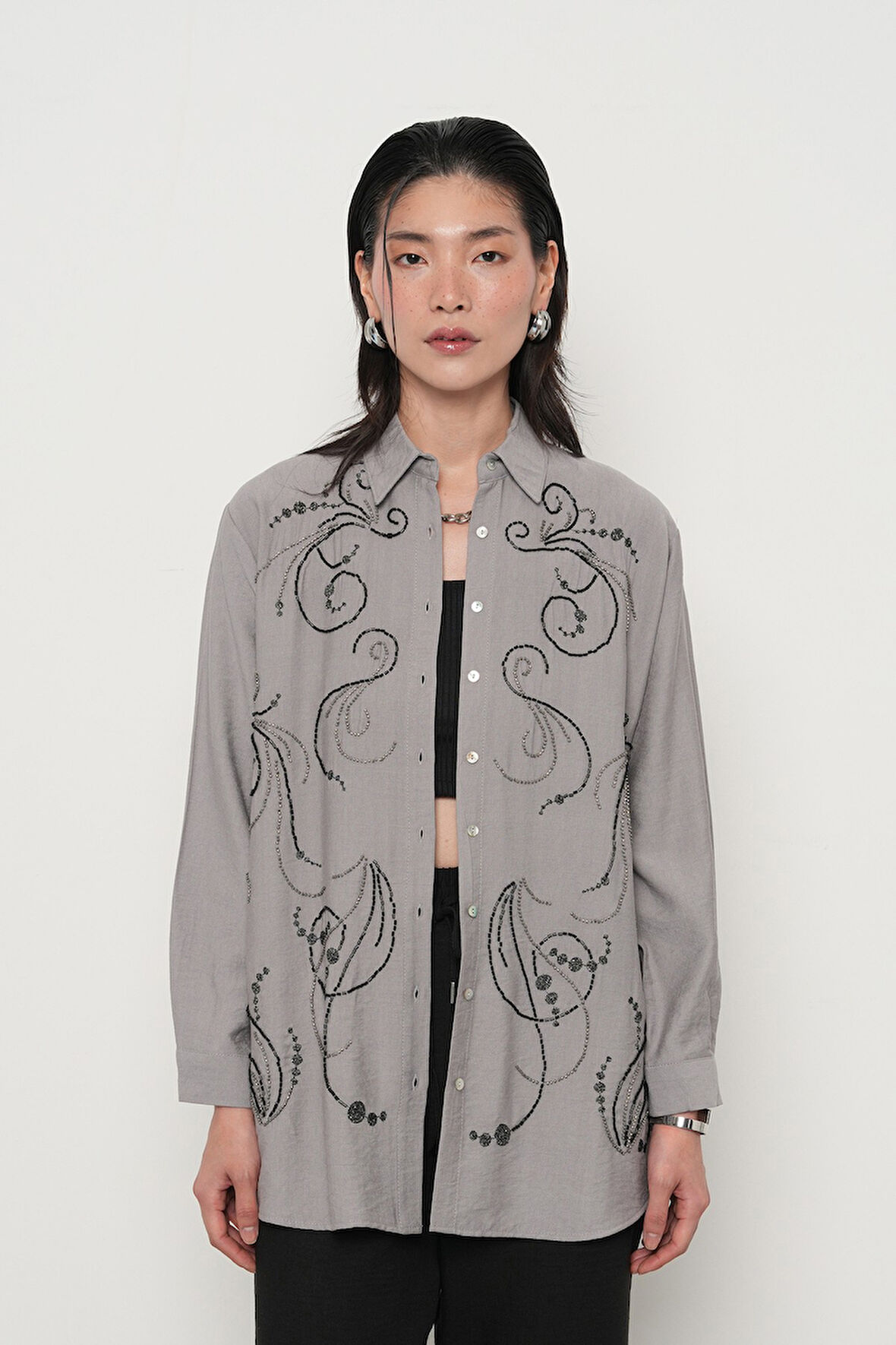 KADIN ÖNÜ BONCUK İŞLEMELİ OVERSİZE KESİM DÜZ RENK GÖMLEK