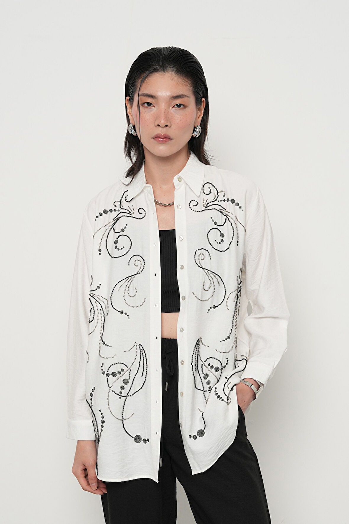 KADIN ÖNÜ BONCUK İŞLEMELİ OVERSİZE KESİM DÜZ RENK GÖMLEK