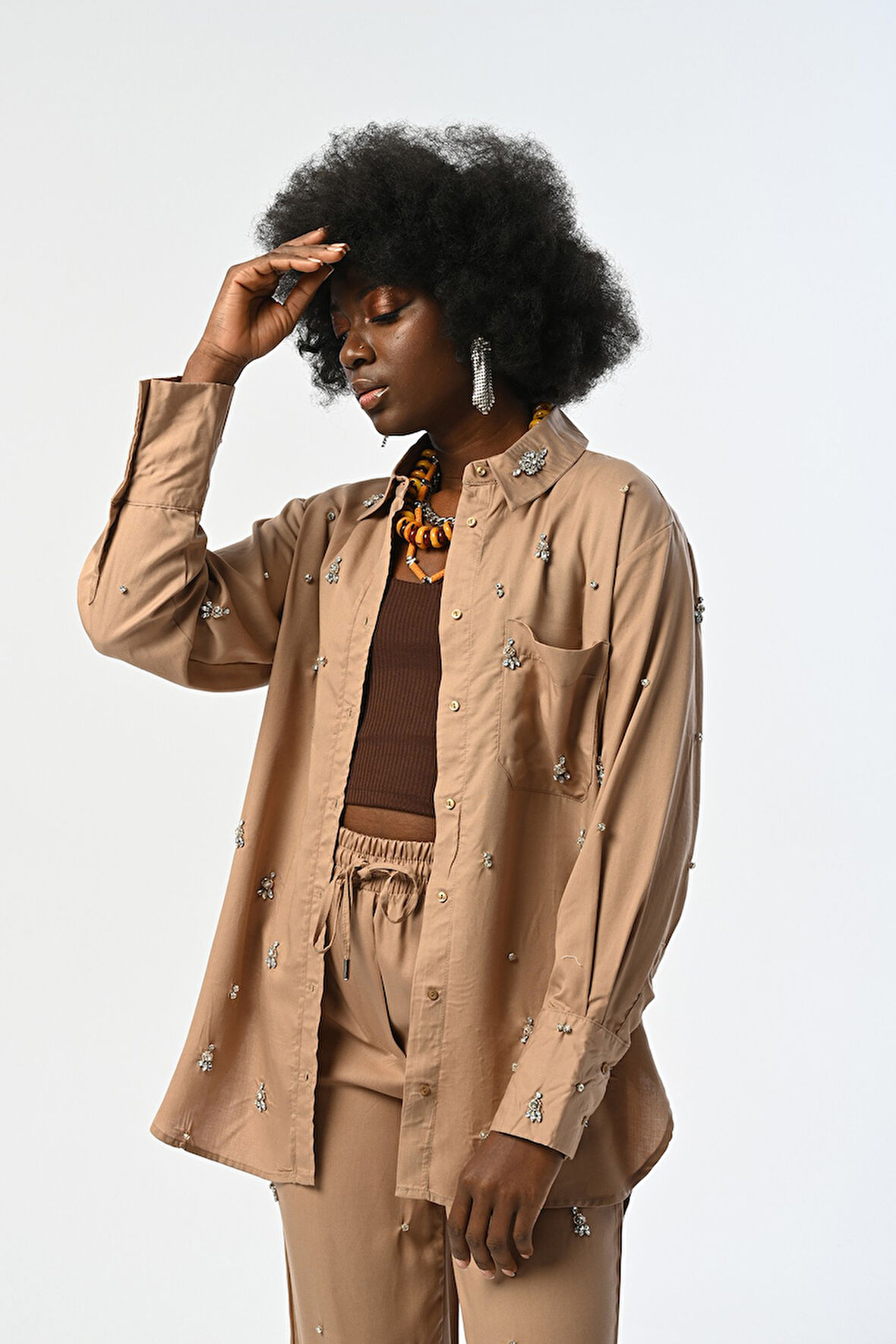 KADIN ÖNÜ TAŞ İŞLEMELİ TEK CEPLİ KARAMEL RENGİ GÖMLEK