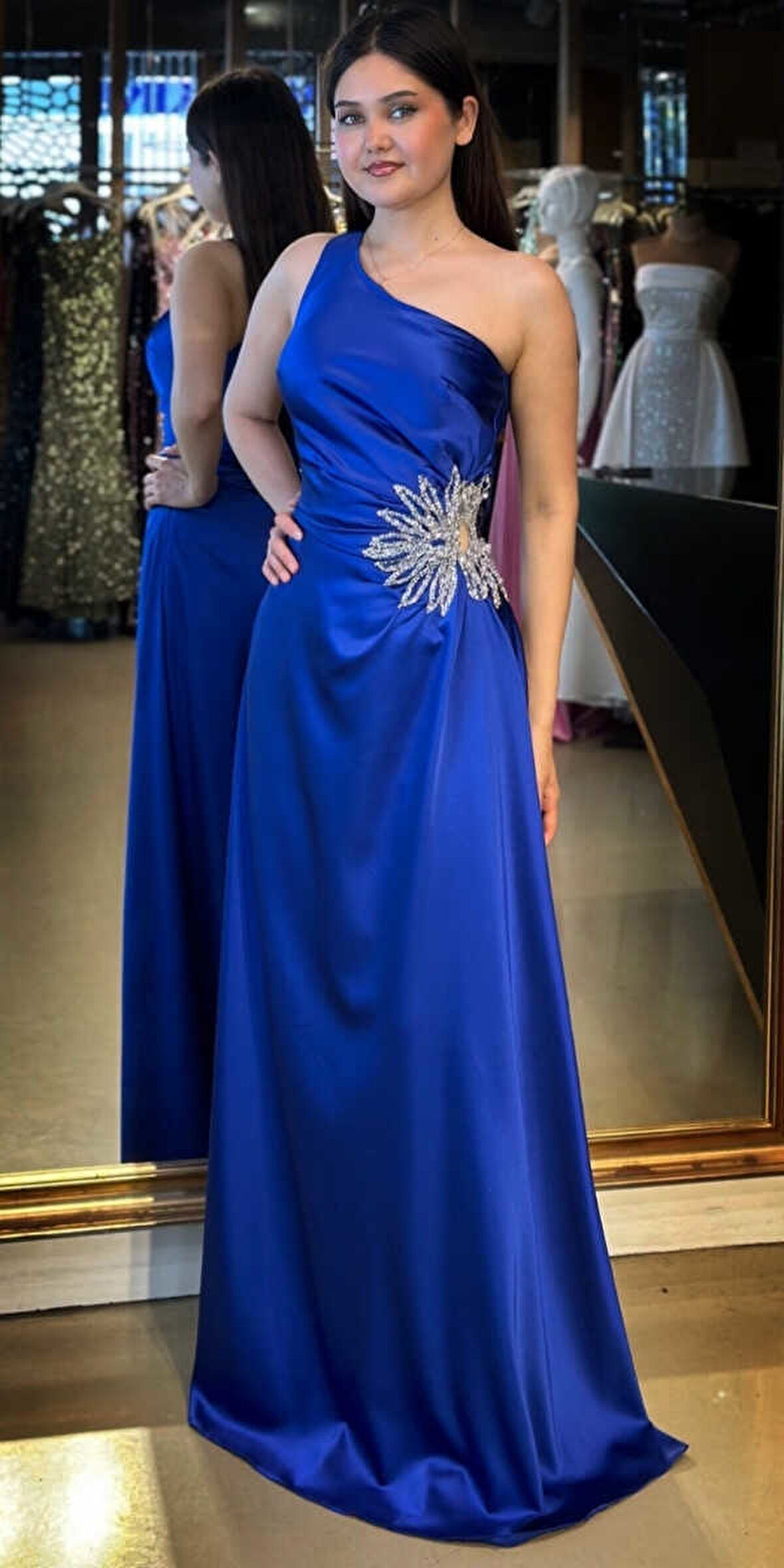 Saks Tek Omuzlu Taş Detaylı   Düz Kesim Saten Uzun Abiye Elbise 7684