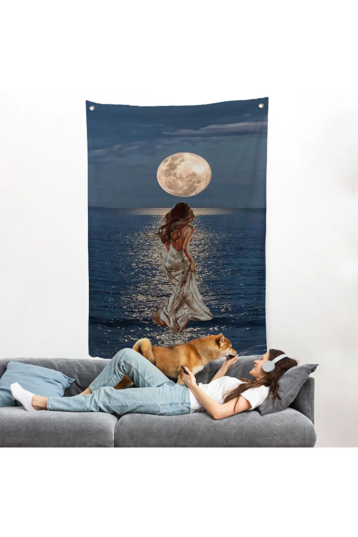 Deniz Üstünde Aya Doğru Yürüyen Soyut Kadın Duvar Örtüsü-7684