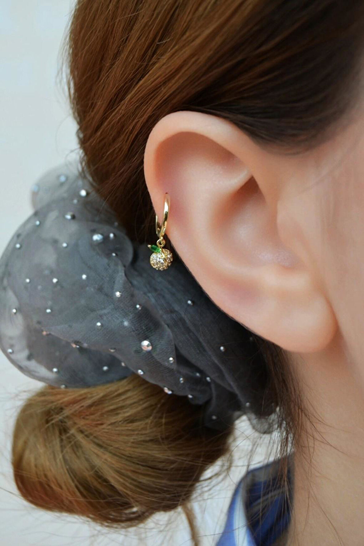 Zirkon Taşlı Yapraklı Meyve Charm Halka Piercing – Gold Renk | Helix, Kıkırdak, Lob Uyumlu | Tekli