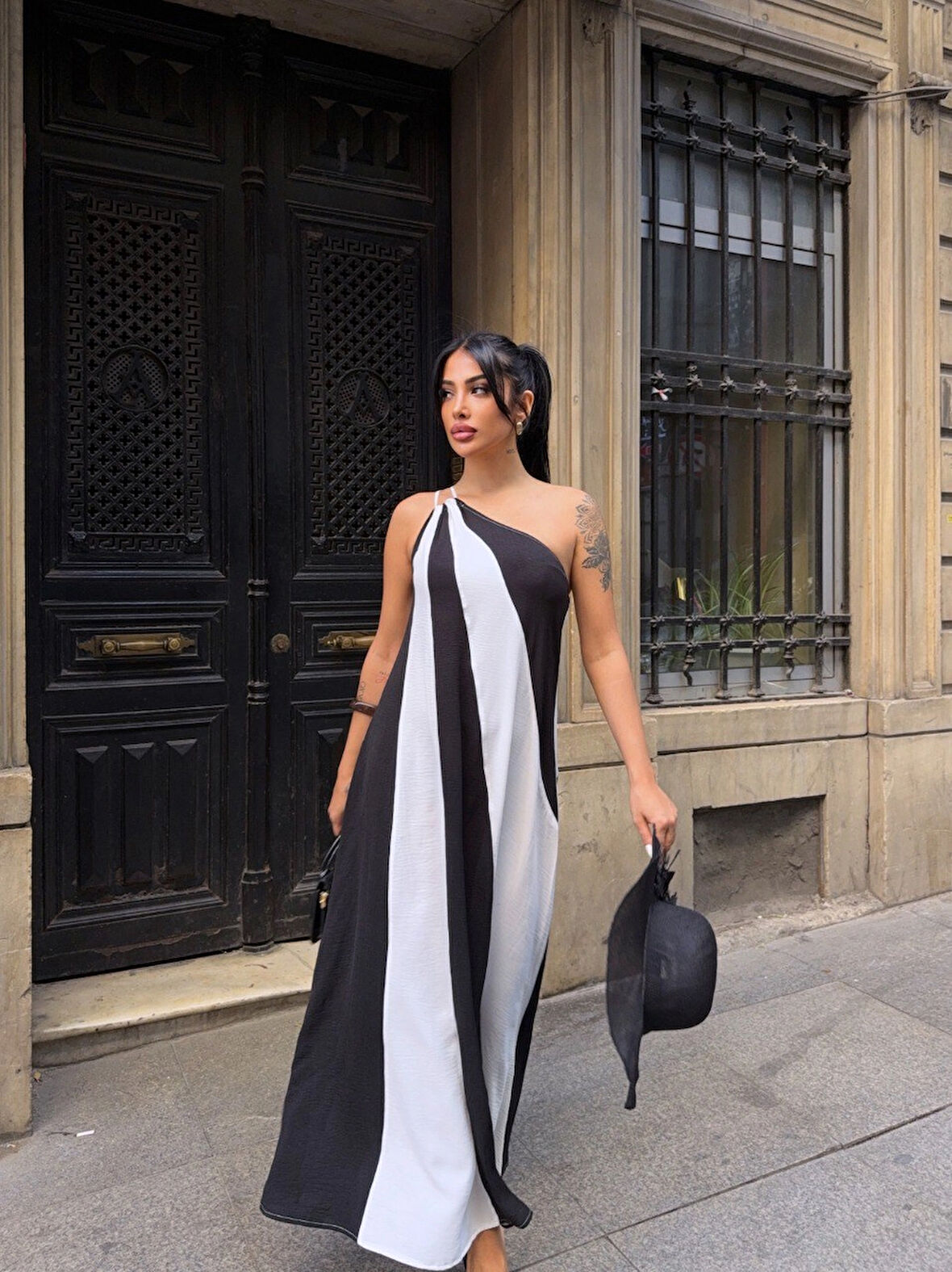 Kadın Siyah Beyaz Parça Bloklu Omuz Detay Elbise HZL25S-DSB107651