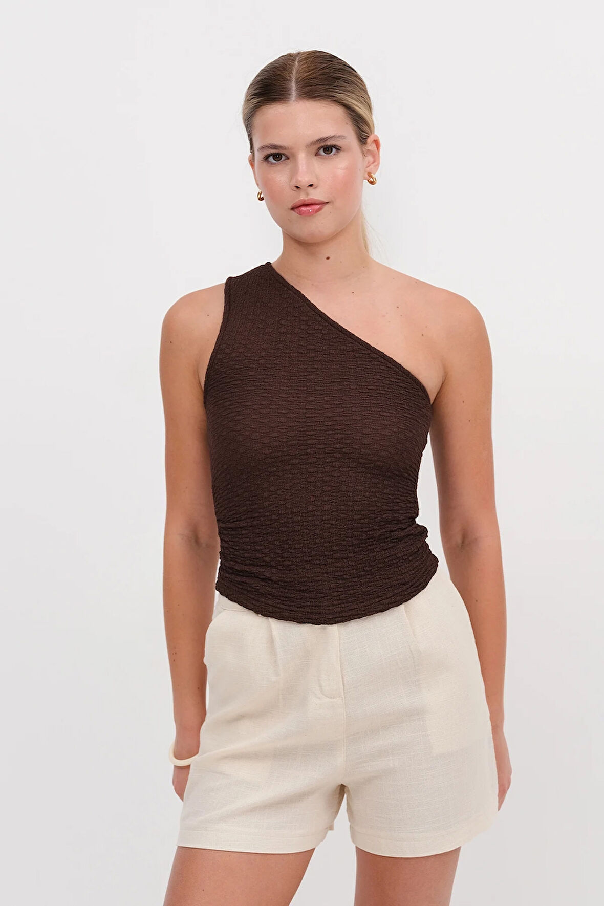 Kadın Kahverengi Gofre Kumaş Tek Omuz Bluz HZL25S-ZK13271