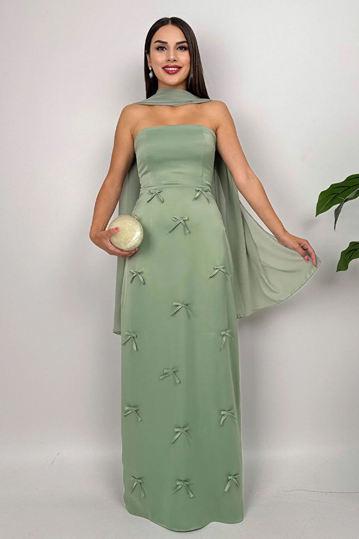 Lilina Straplez Fiyonk Detaylı Şal Aksesuarlı Uzun Mint Yeşil Abiye Elbise