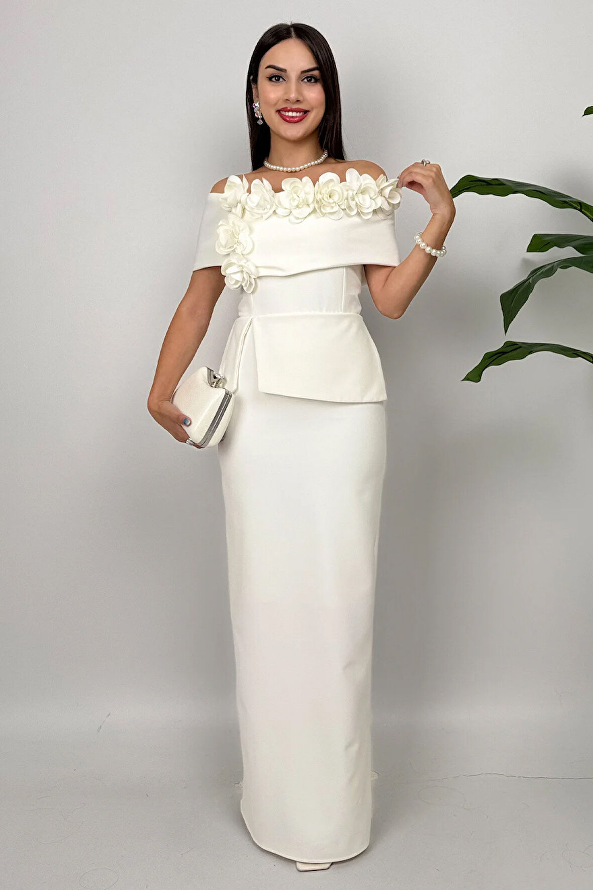Vivenza Gül Detaylı Omuz Açık Kayık Yaka Uzun Beyaz Abiye Elbise, Nişan ve Davet Zarafeti