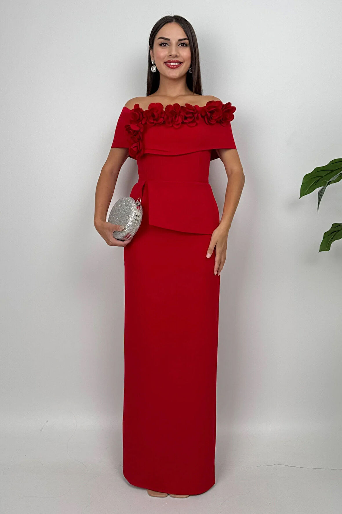 Vivenza Gül Detaylı Omuz Açık Kayık Yaka Uzun Kırmızı Abiye Elbise, Nişan ve Davet Zarafeti